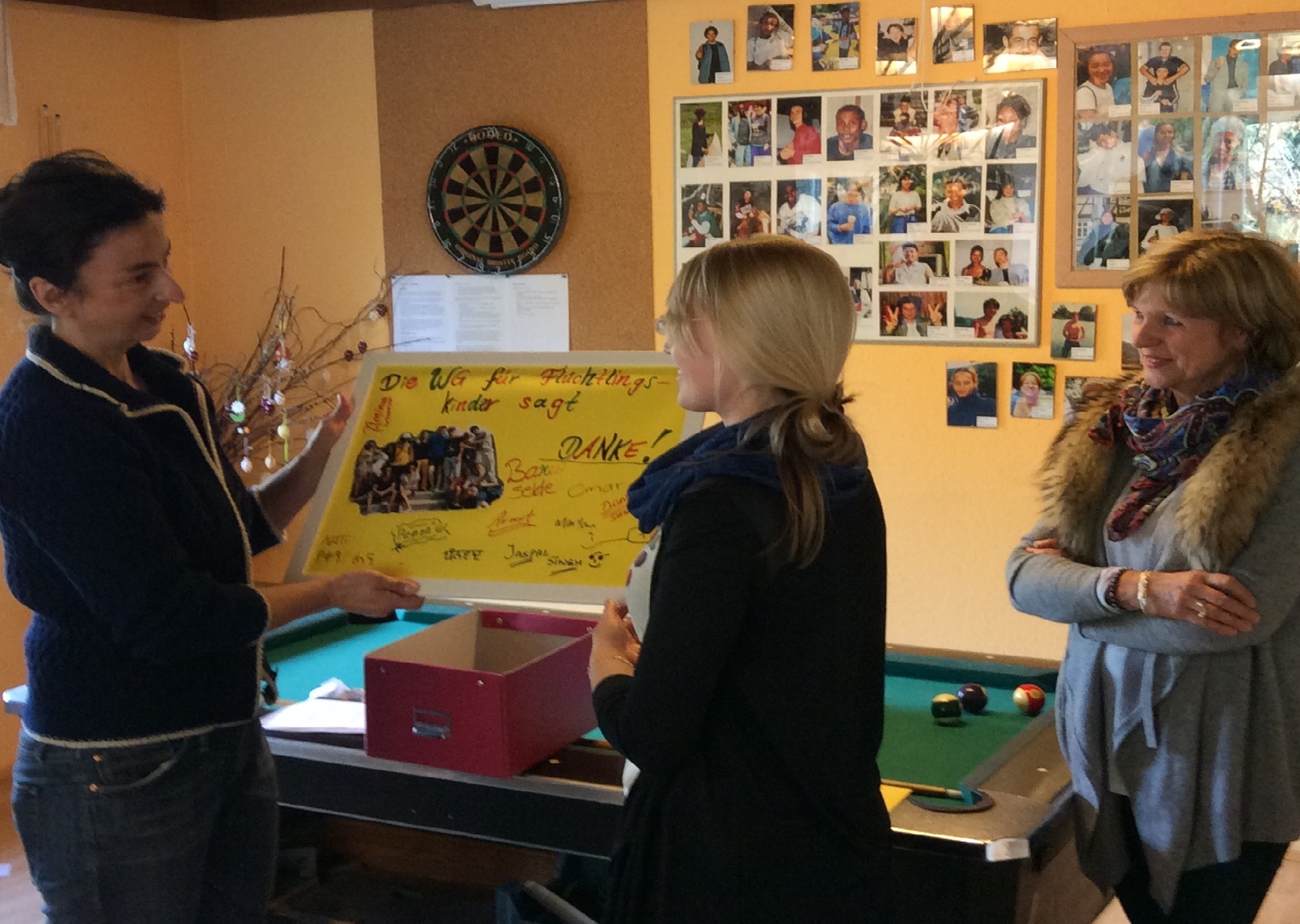 Carmen Förster (l.), Bratwurst Röslein, und Inge Weise (r.) bei der Übergabe der Geschenke in der Wohngemeinschaft für Flüchtlingskinder.