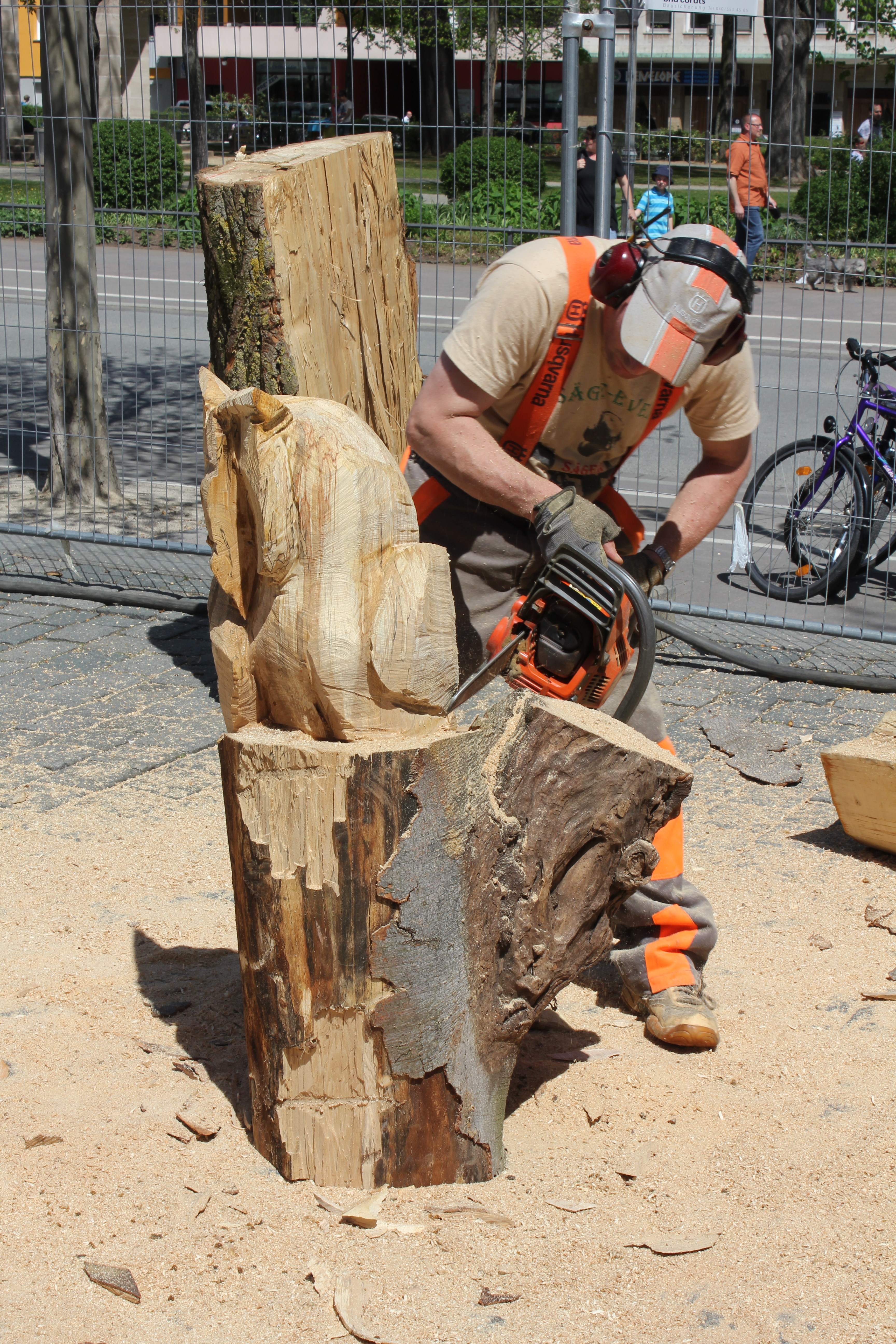 Kunst am Holz mit der Kettensäge ist beim Gartenmarkt ein traditioneller Hingucker. Foto: Ebersberger
