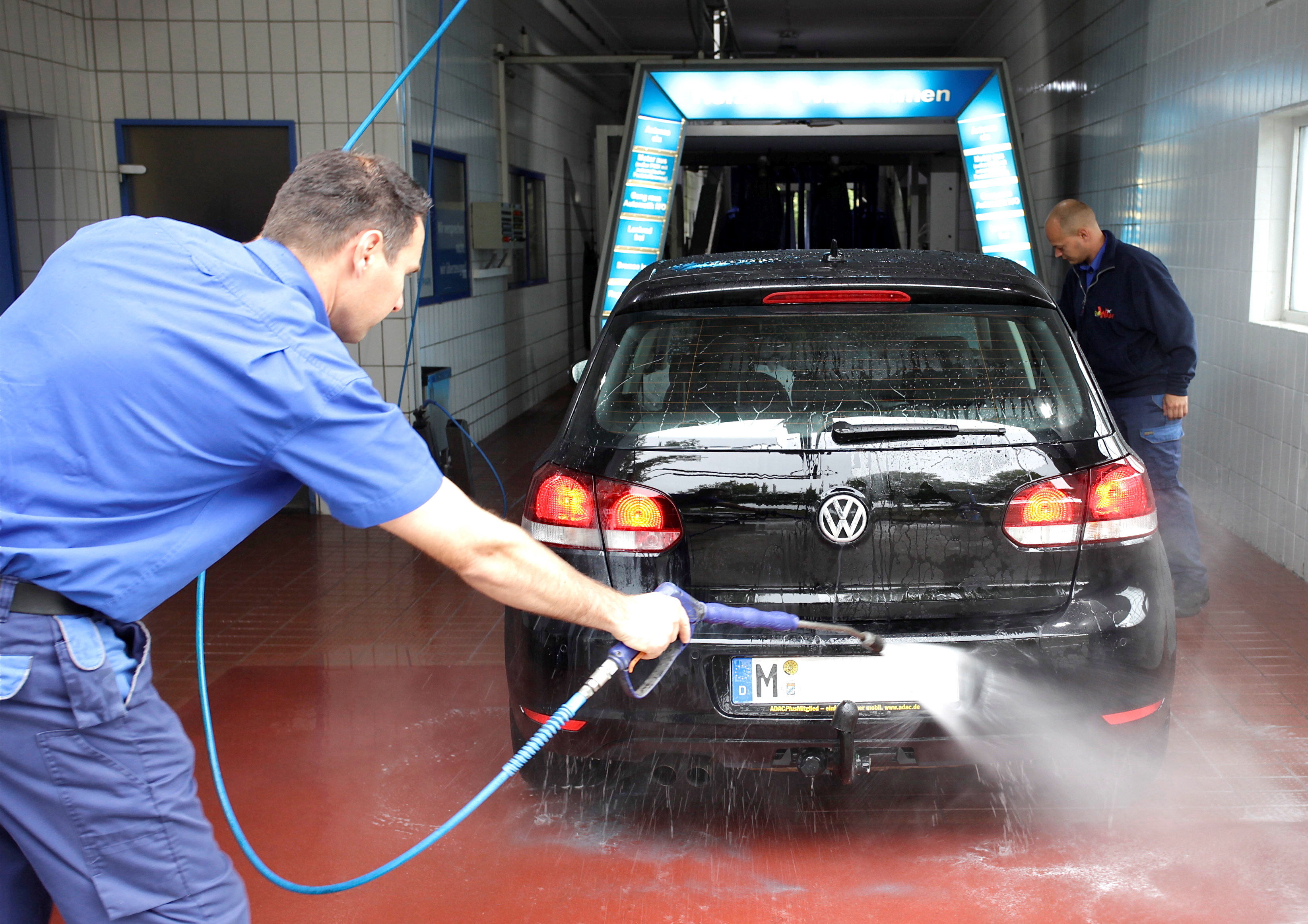 Weniger ist manchmal mehr: Eine einfache Wäsche ist nicht nur günstiger, sondern reicht in den meisten Fällen – gemessen am Ergebnis – auch vollkommen aus. Foto: Auto-Medienportal.Net/ADAC