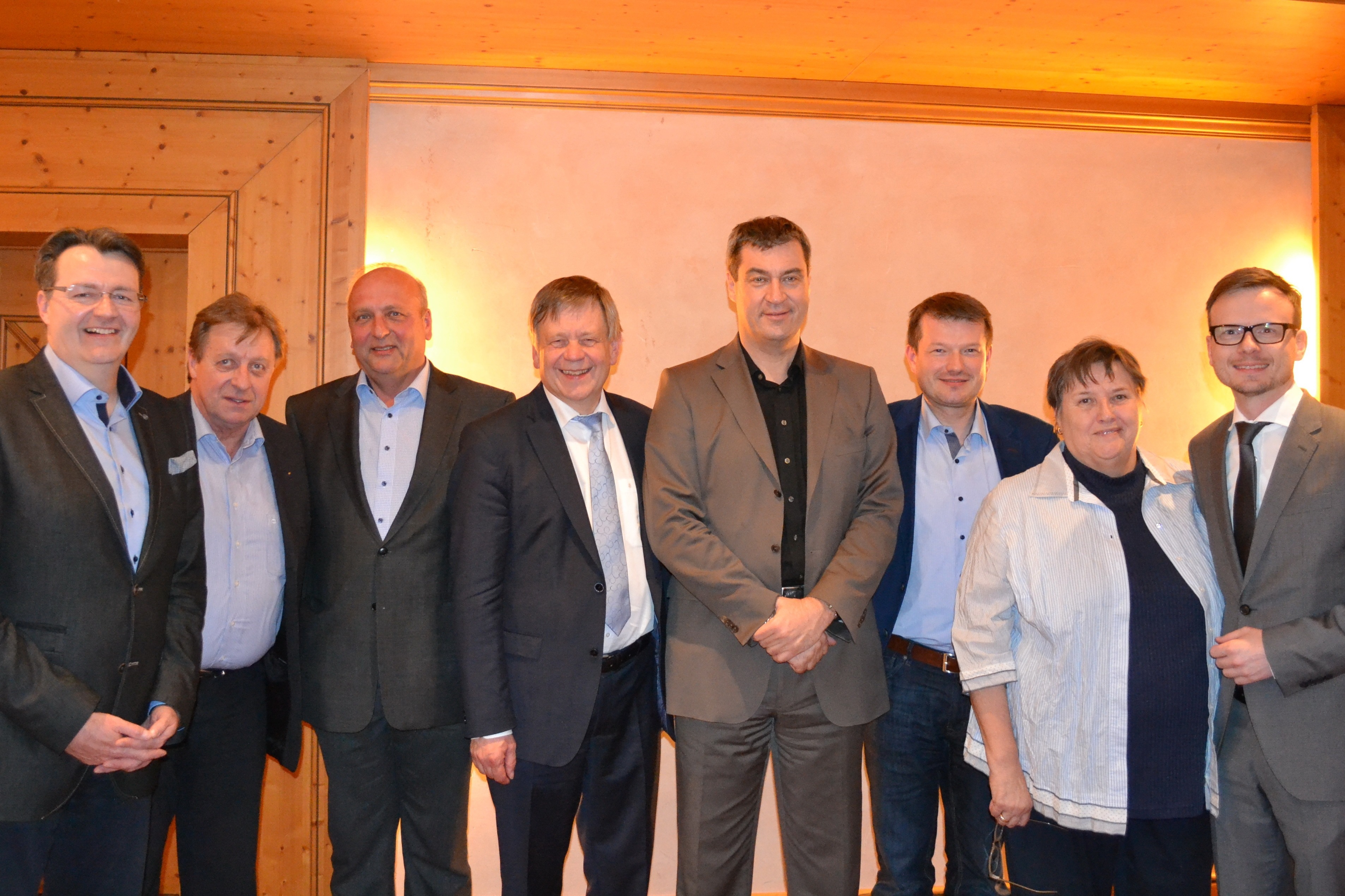Glückliche Gesichter nach der Wahl (v.l.) Michael Frieser, CSU-Fraktionsvorsitzender Detlef Paul, Gerhard Eberlein, Karl Freller, Dr. Markus Söder, Martin Kastler, Rosy Stengel und CSU-Bezirksrat Peter Daniel Forster.