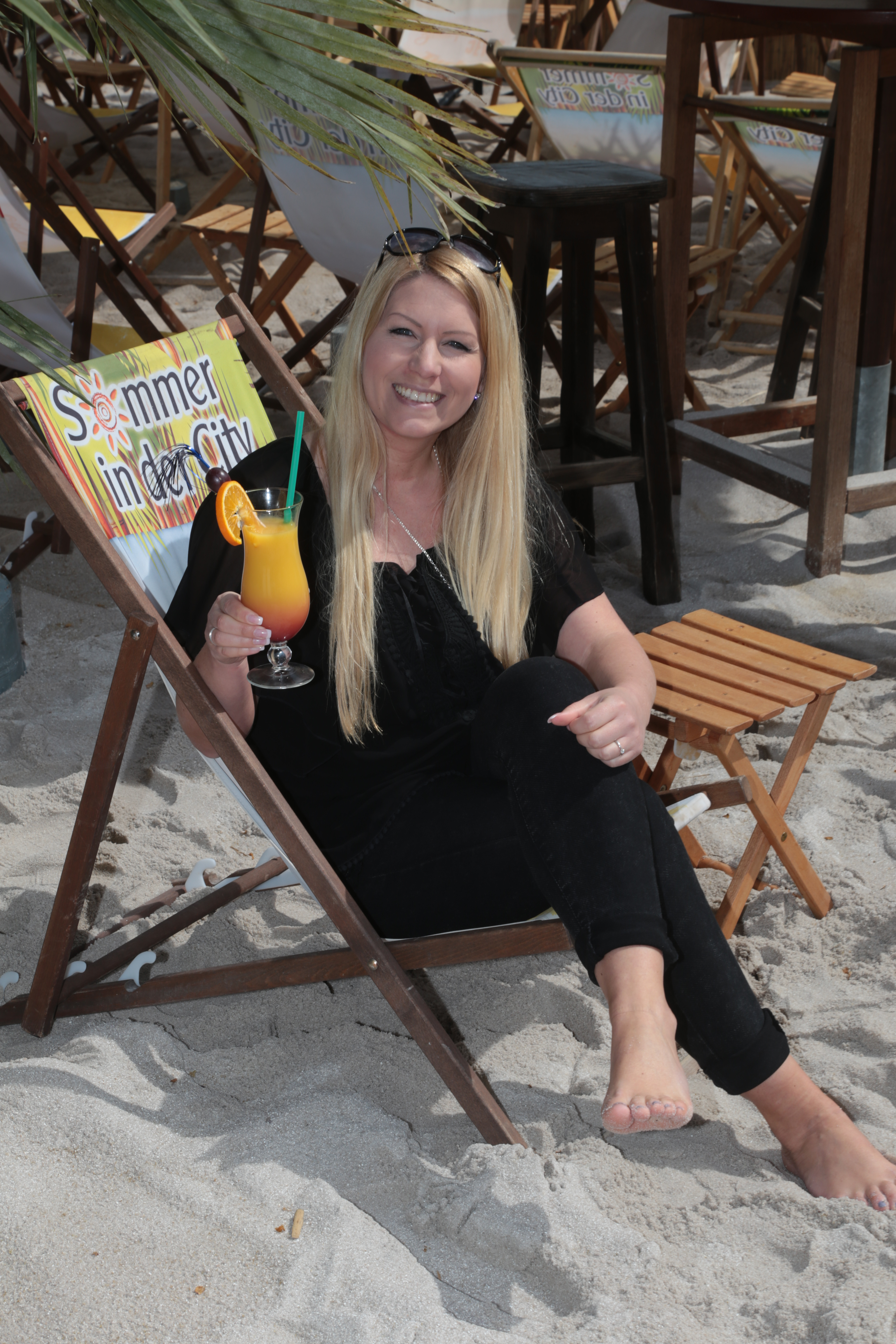 Yvonne testet schon mal ganz entspannt im Liegestuhl den neuen Stadtstrand.