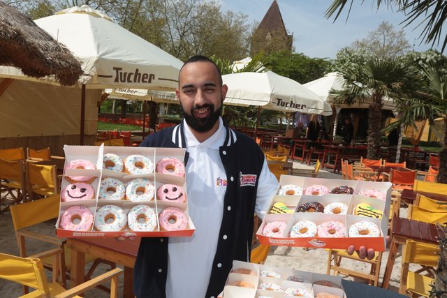 Kaweh Maleky (26) serviert die neuen Dunkin Donuts. | Foto: bayernpress