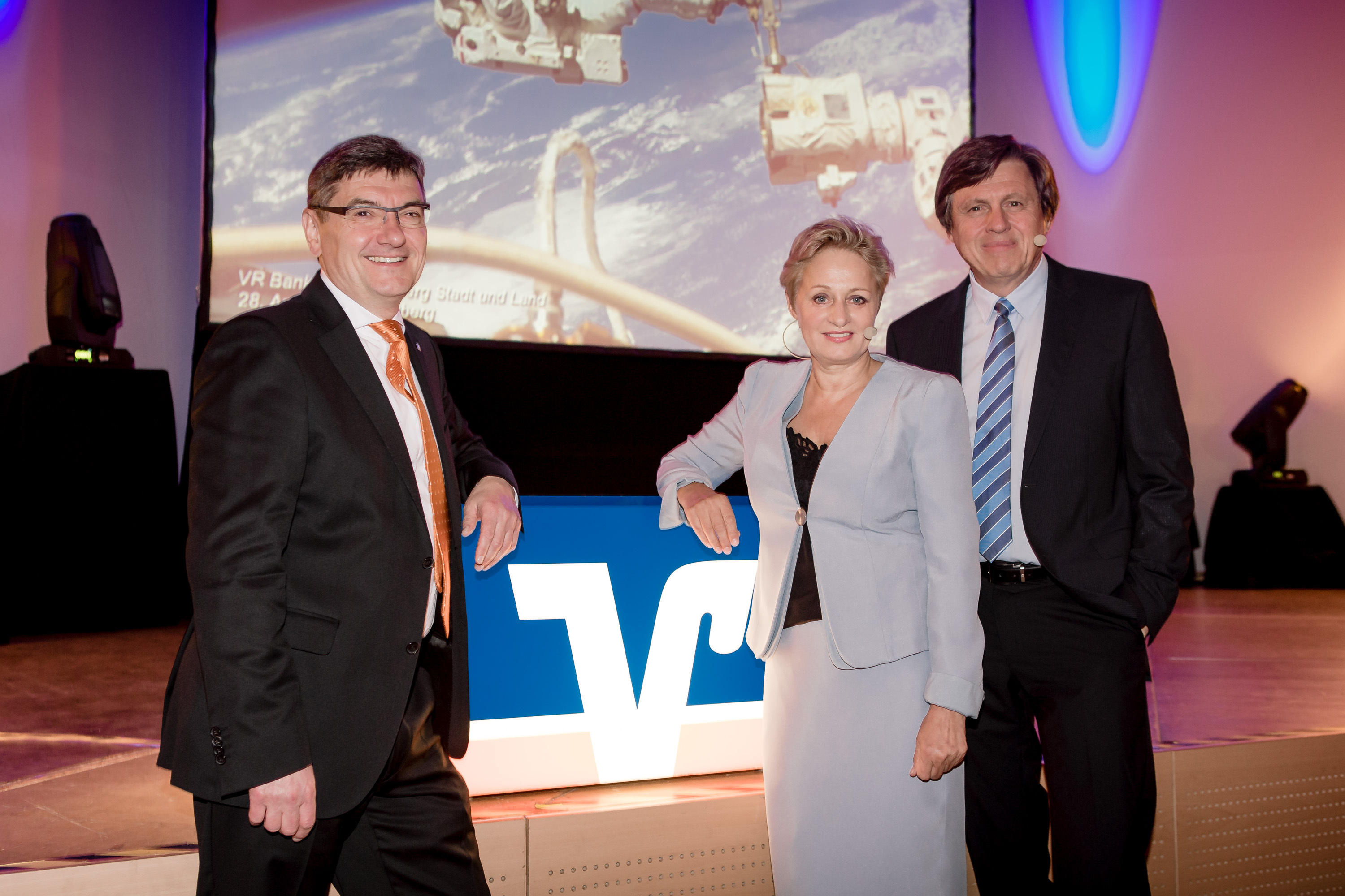 Wirtschaftstag der Volks- und Raiffeisenbanken: Vorsitzende Kreisverband Nürnberg Stadt und Land
Brigitte Baur (M.), Manfred Göhring, stellv. Vorsitzender (l.) und Prof. Dr. Ulrich Walter.
