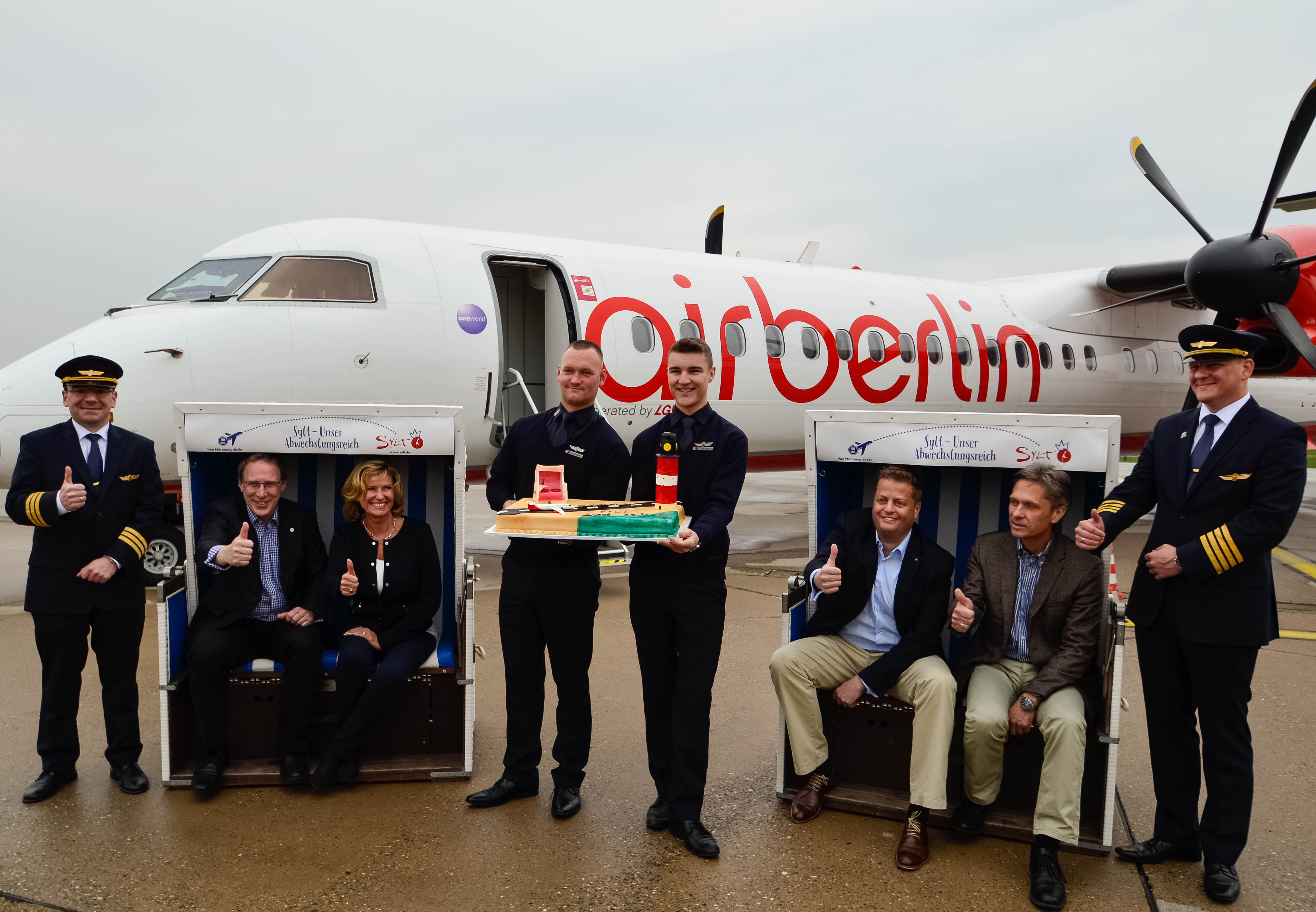 Freuen sich auf den Erstflug der Direktverbindung Nürnberg-Sylt (v.l.) First Officer Josef Monka, der Geschäftsführer des Albrecht Dürer Airports Nürnberg Dr. Michael Hupe, prominenter Gast des Erstfluges MdB Dagmar Wöhrl, die Crewmitglieder Jens Schmidt und Maximilian Peter, air berlin Kommunikationschef Aage Dünhaupt, der Geschäftsführer des Sylter Flughafens Peter Douven und Kapitän Wolfgang Starke.