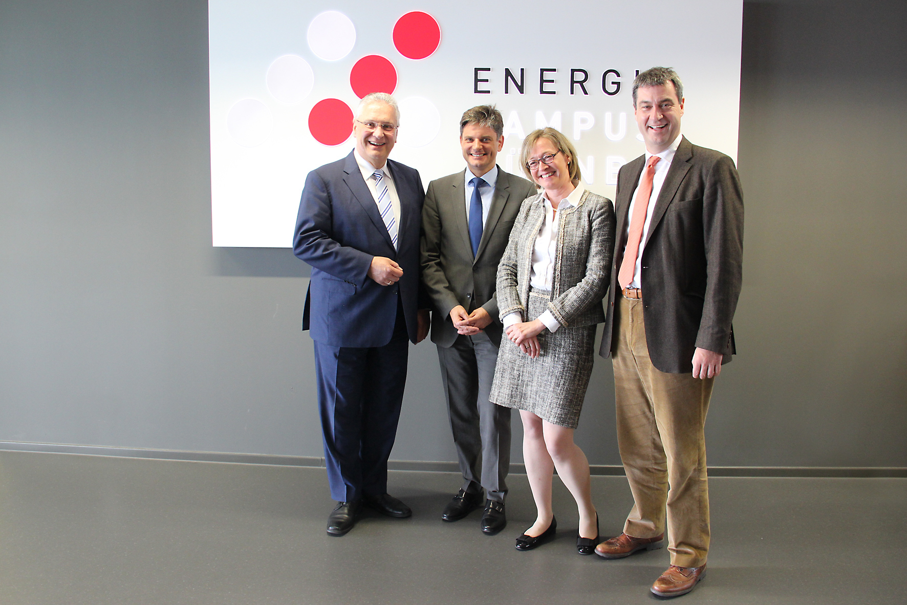 Auf dem Energie Campus an der Fürther Straße stellten (v.l.) Innenminister Joachim Herrmann, Universitätspräsident Prof. Dr. Joachim Hornegger, Kanzlerin Dr. Sybille Reichert und Finanzminister Dr. Markus Söder die Planungen der Universität für das ehemalige AEG-Gelände vor.