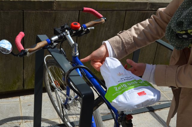 Um vor allem Radfahrerinnen und Radfahrer auf das Projekt Radständer in der Nordstadt aufmerksam zu machen, werden besondere Sattelüberzüge verteilt. | Foto: Stadt Nürnberg