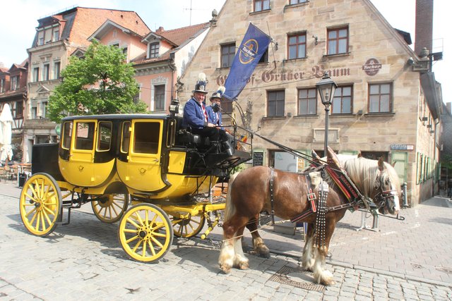 Gemütlich mit zwei Pferdestärken geht es in der Postkutsche durch Fürth.