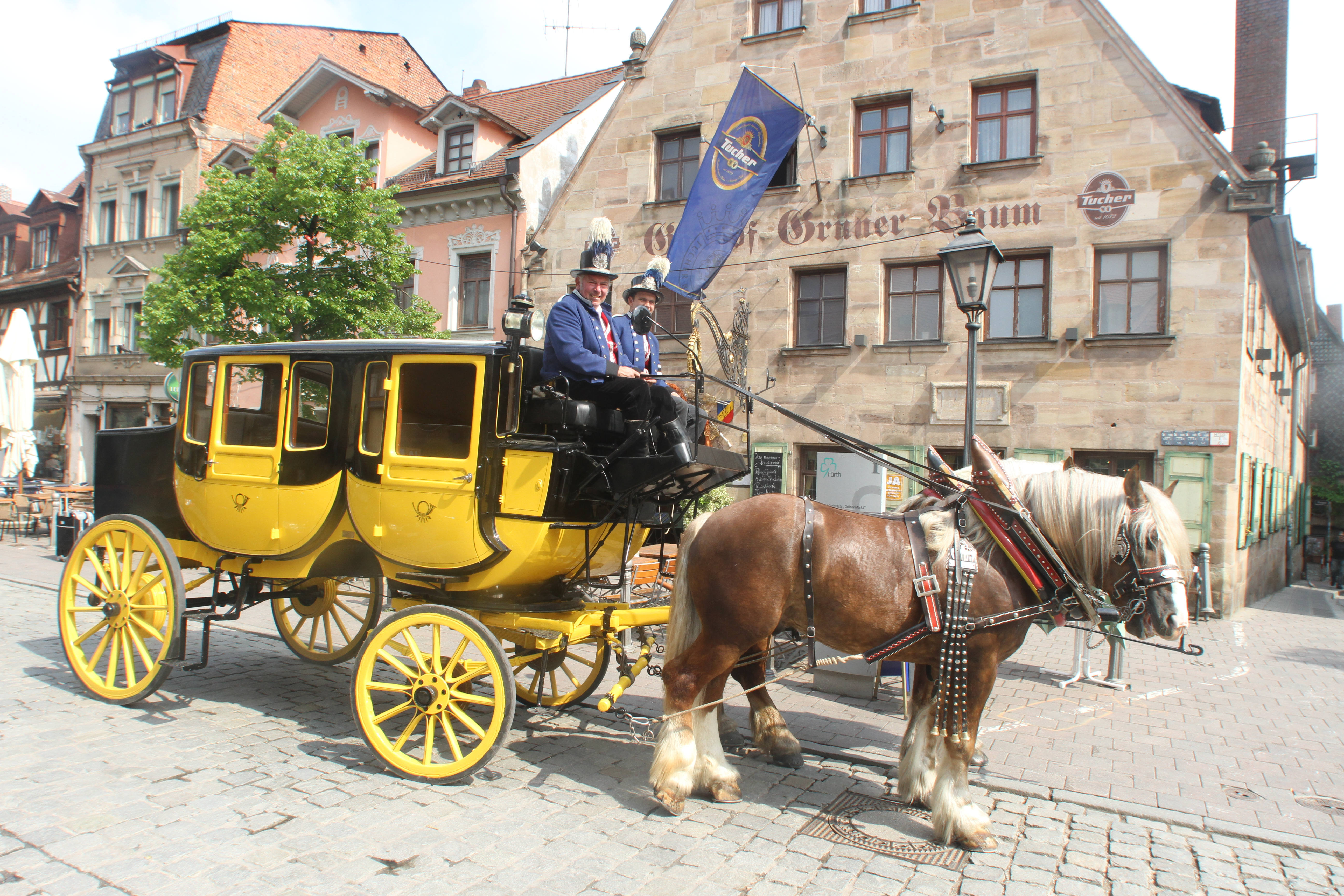 Gemütlich mit zwei Pferdestärken geht es in der Postkutsche durch Fürth.