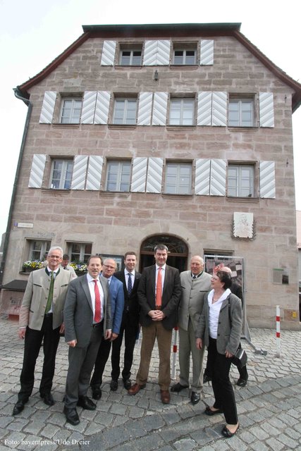 Finanz- und Heimatminister Dr. Markus Söder (3.v.r.) u.a. mit Landrat Matthias Dießl (4.v.r.) und MdL Hans Herold (2.v.l.) bei der Eröffnung der Ausstellung auf der Cadolzburg.
