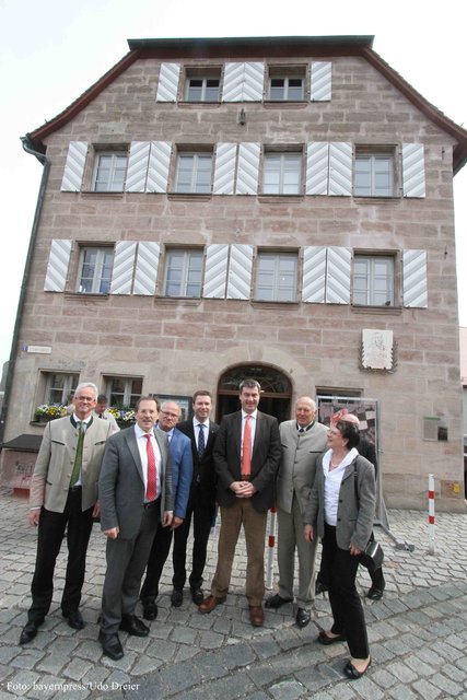 Finanz- und Heimatminister Dr. Markus Söder (3.v.r.) u.a. mit Landrat Matthias Dießl (4.v.r.) und  MdL Hans Herold (2.v.l.) bei der Eröffnung der Ausstellung auf der Cadolzburg. | Foto: bayernpress