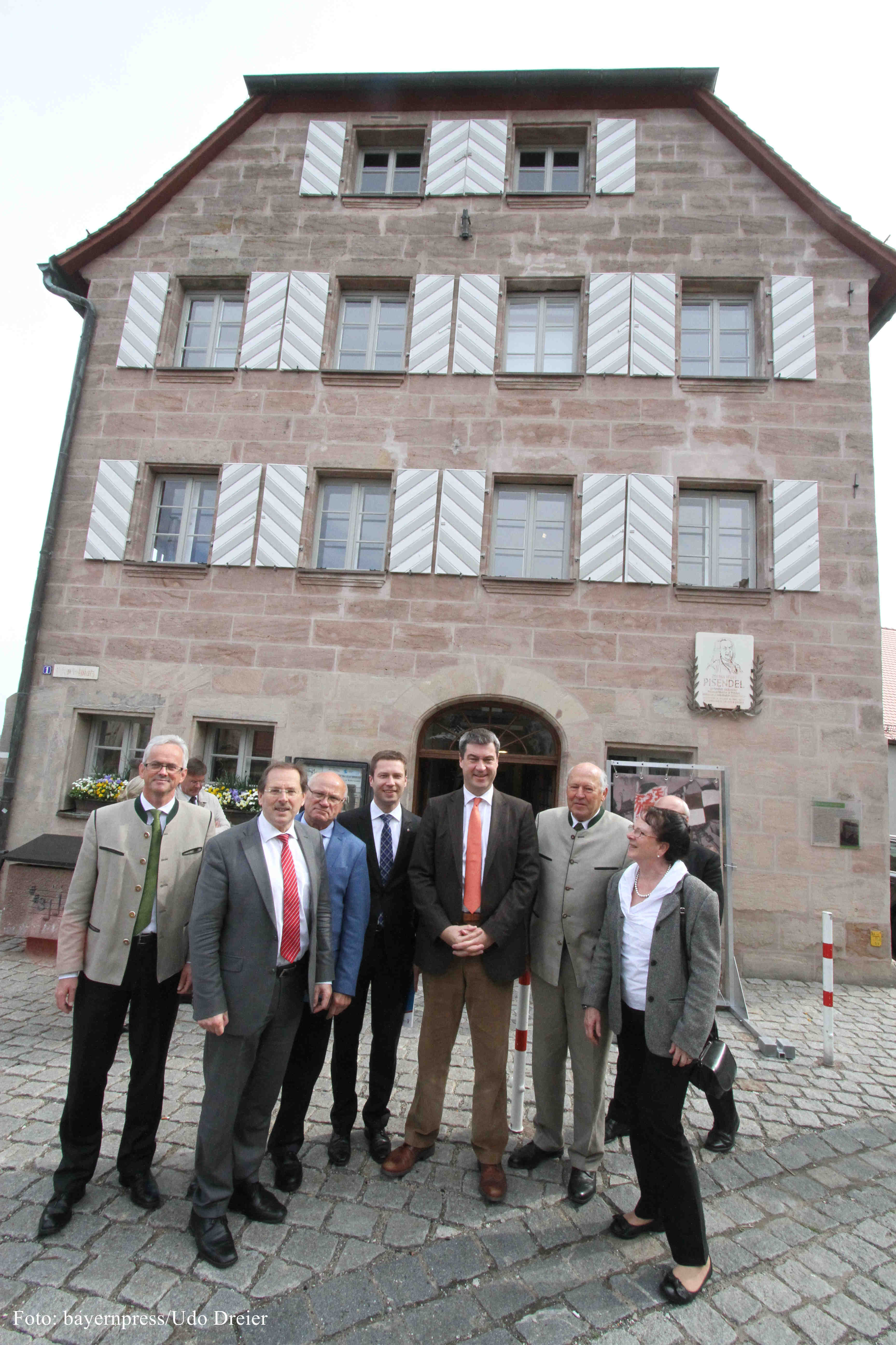 Finanz- und Heimatminister Dr. Markus Söder (3.v.r.) u.a. mit Landrat Matthias Dießl (4.v.r.) und MdL Hans Herold (2.v.l.) bei der Eröffnung der Ausstellung auf der Cadolzburg.