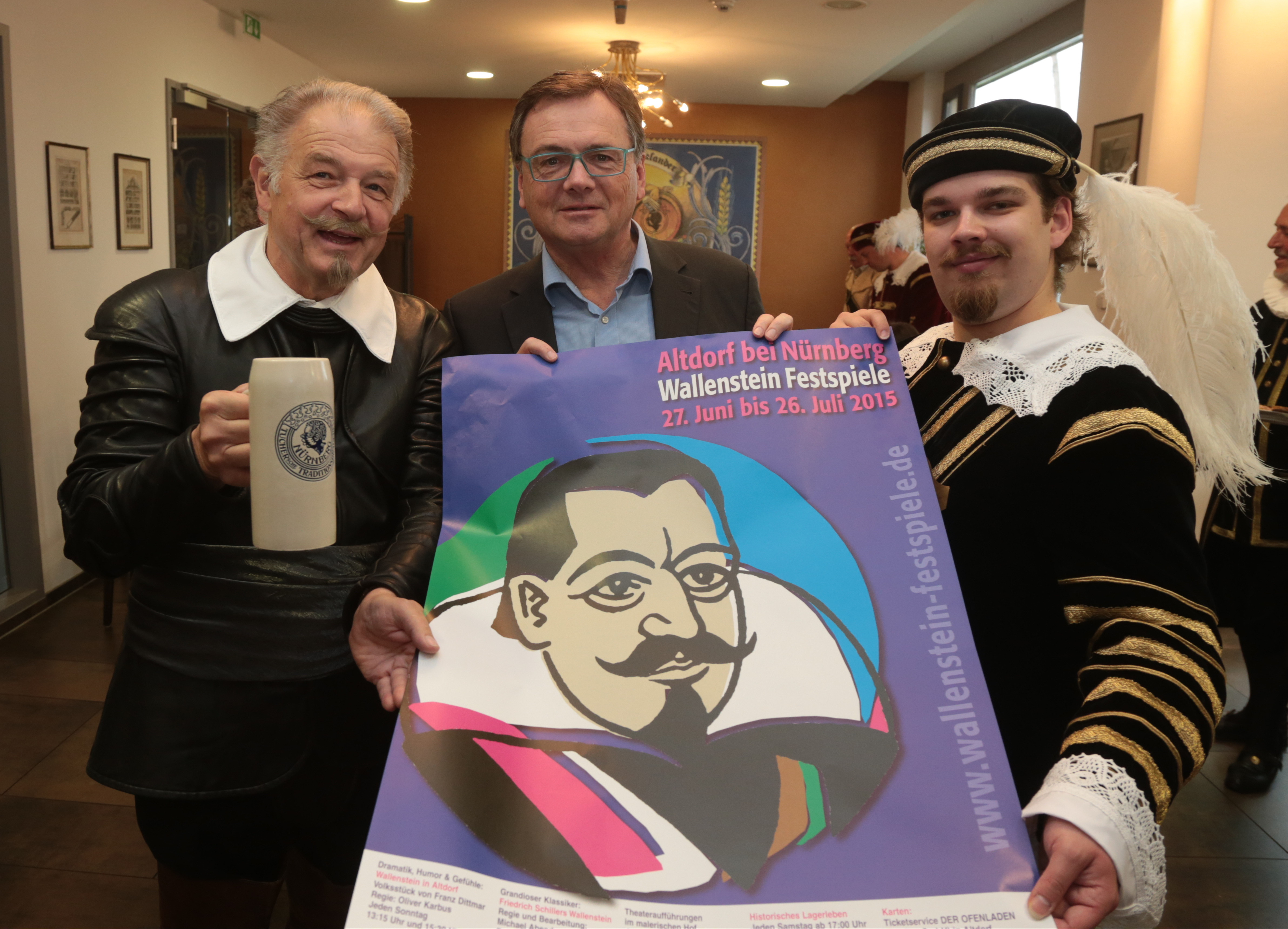 Sebastian Kögel (24) als der ,,Student Wallenstein" (r.), Tucher Geschäftsführer Fred Höfler und Richard Winter (73) als Feldherr Wallenstein (l.) mit dem ,,Walli-Plakat".