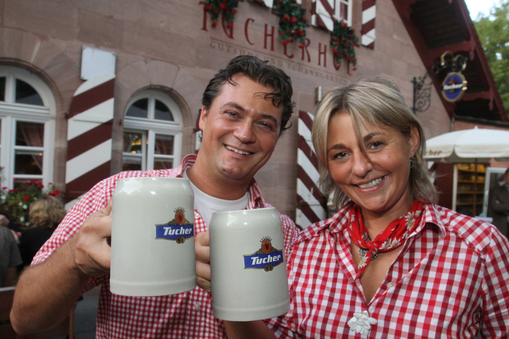 Rene und Susi Emmert vom Tucherhof freuen sich auf viele Gäste am Vatertag.