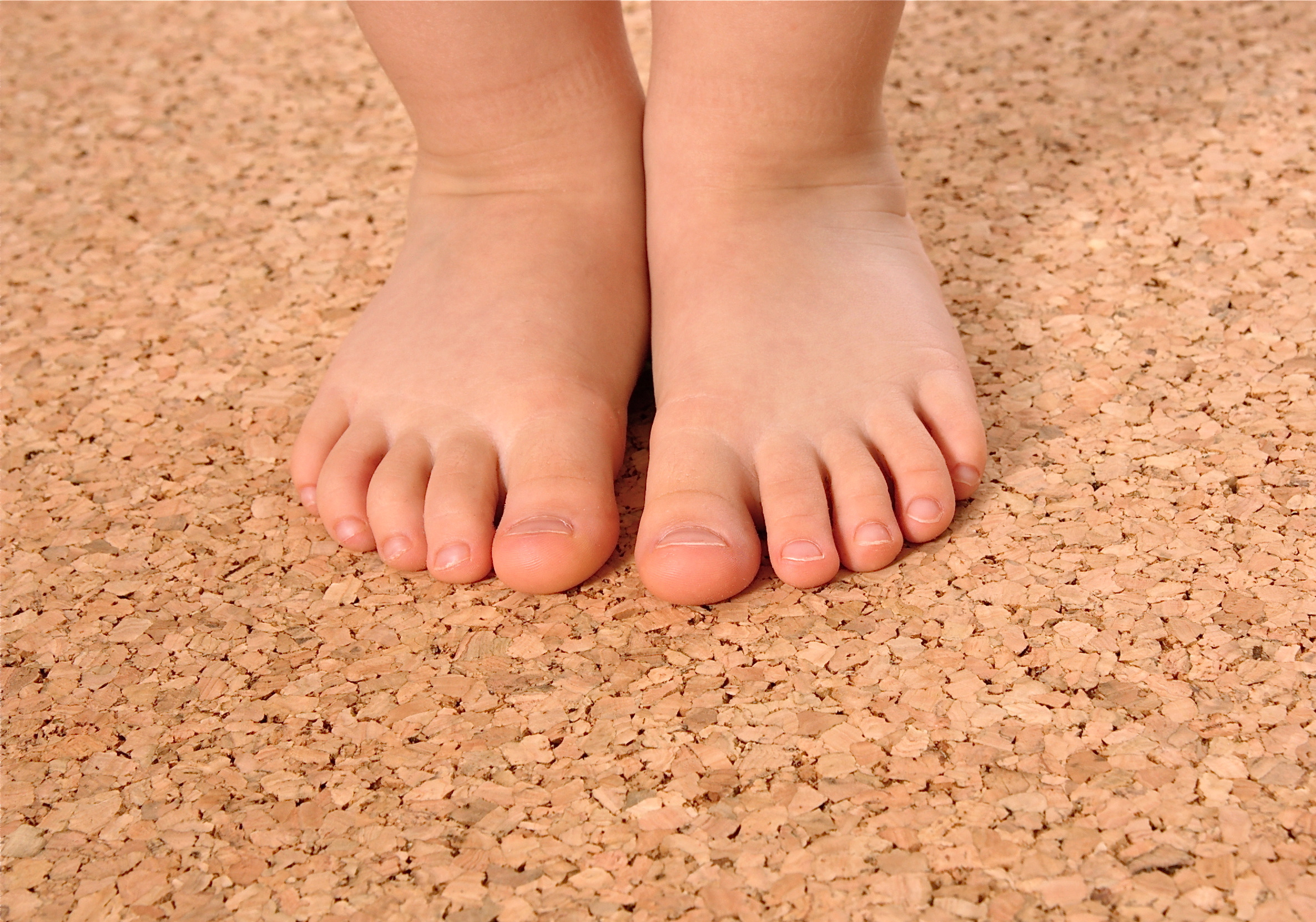 Nicht nur für die Füße, auch generell ist Korkboden gesund, weil er ein entsprechendes Raumklima schafft. Foto: © Dron - Fotolia