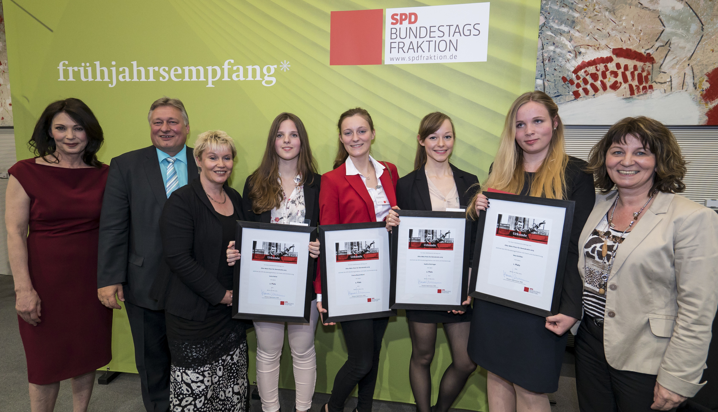 Verleihung des Otto-Wels-Preises für Demokratie an junge Nürnberginnen: (v.l.) Iris Berben, Martin Burkert, MdB, Gabriela Heinrich, MdB, Luisa Heine, Franca Bauernfeind, Sophia Deininger, Vera Schiller und Martina Stamm-Fibich, MdB.