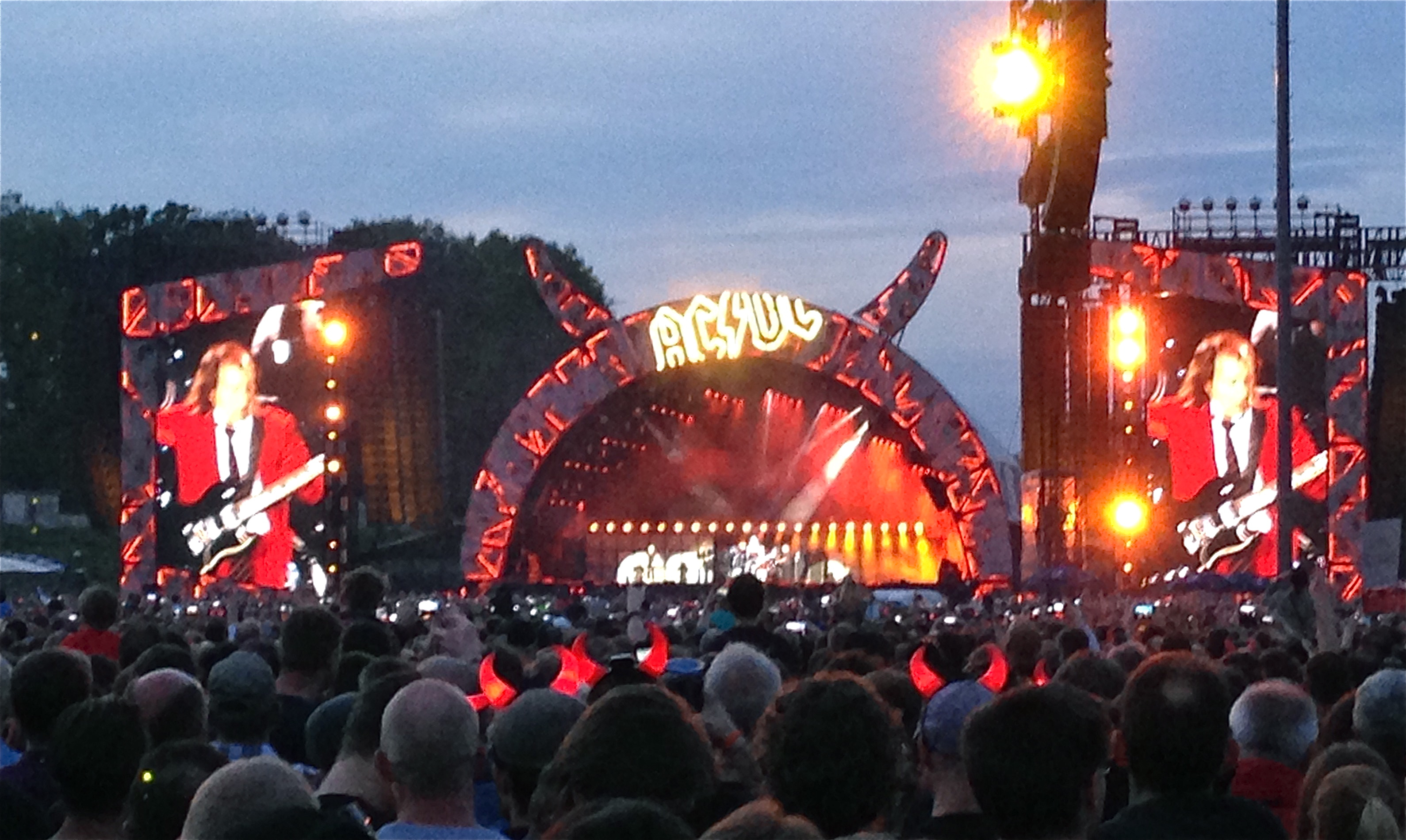 Super Bühne, super Show: AC/DC rockten das Zeppelinfeld in gewohnter Manier – energiegeladen bis zum Schluss. Foto: mue