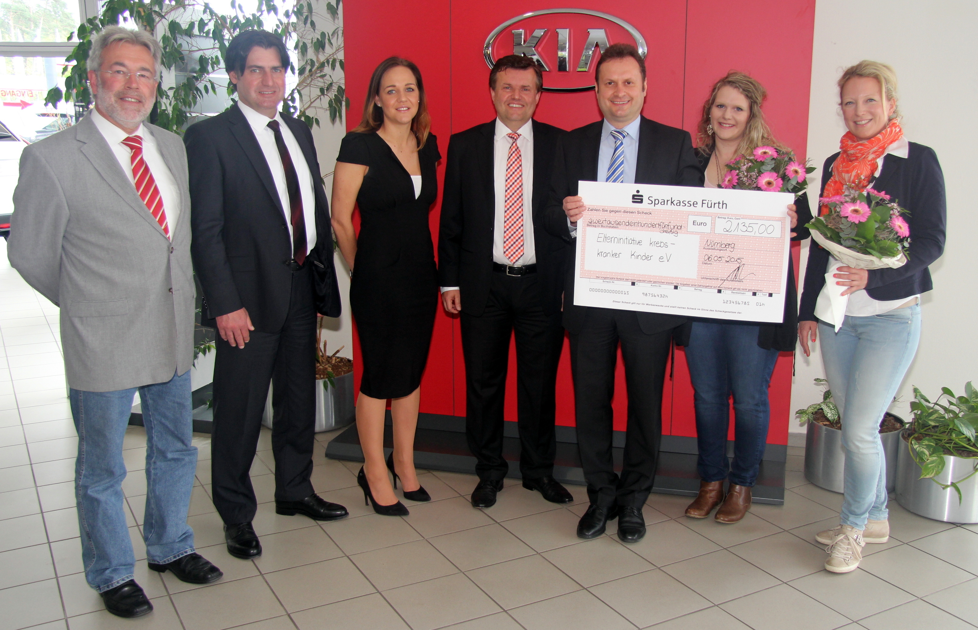 (v.l.n.r.) Heribert Frick (Distriktleiter KIA Motors Deutschland), Aufsichtsrat Peter Gerhart, Juliane Schorr, Torsten Jänig und Andreas Prokein (Aufsichtsräte) übergaben den Spendenscheck an die Sozialpädagoginnen Leonie Roderus und Christine Habermann von der Elterninitiative.