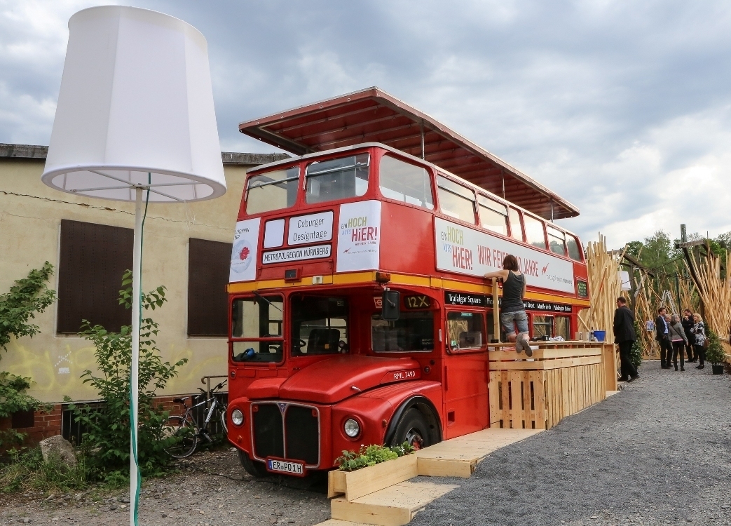 Der Geburtstagsbus der Metropolregion steht direkt am Eingang zu den Coburger Designtagen.