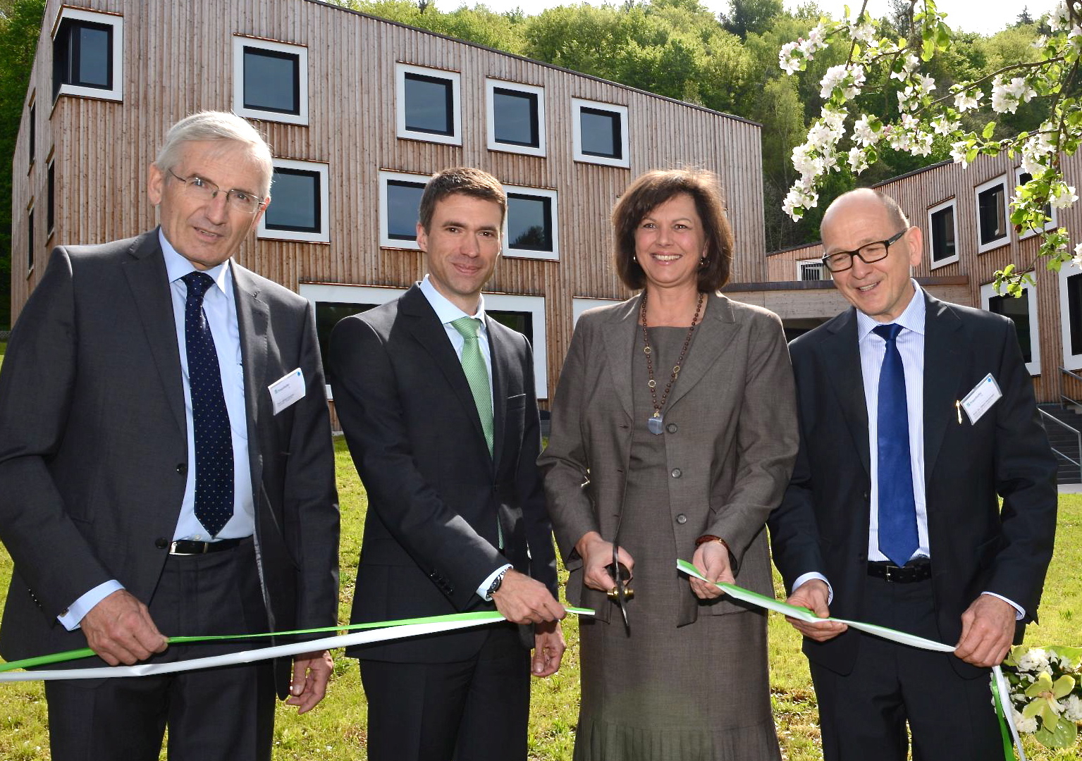 Bei der Eröffnung des Forschungscampus Waischenfeld: Prof. Dr. Alfred Gossner, Staatssekretär Stefan Müller, Staatsministerin Ilse Aigner MdL und Prof. Dr. Albert Heuberger. Foto: Fraunhofer IIS/Peter Roggenthin