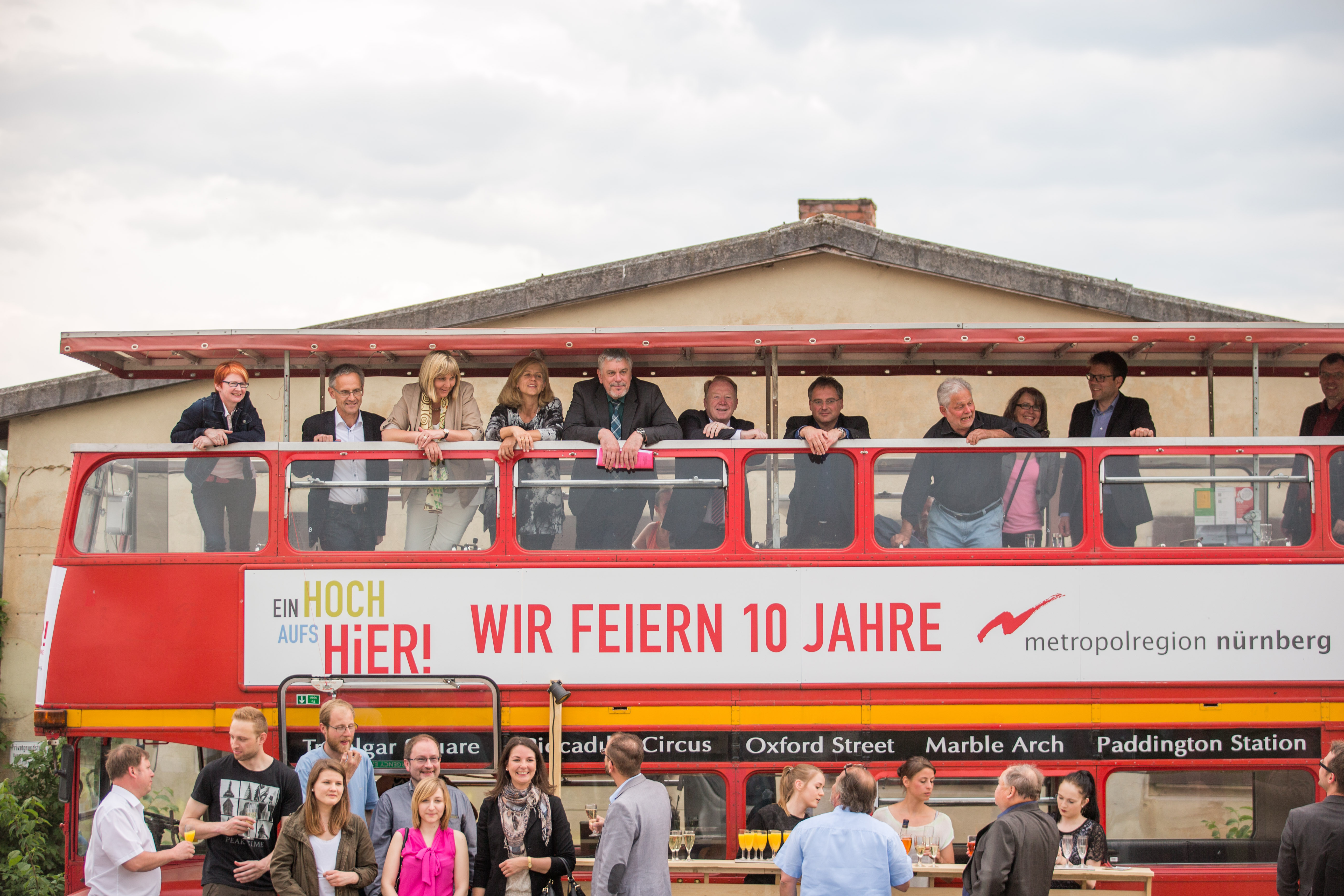 Gute Laune auf dem Oberdeck: Coburgs OB Norbert Tessmer (5. v. l.), Bürgermeistern Dr. Birgit Weber (3. V. l.) und weitere Coburger Gäste ließen sich von Metropolregion-Geschäftsführerin Dr. Christa Standecker (4. v. l.) den Jubiläums-Bus zeigen.