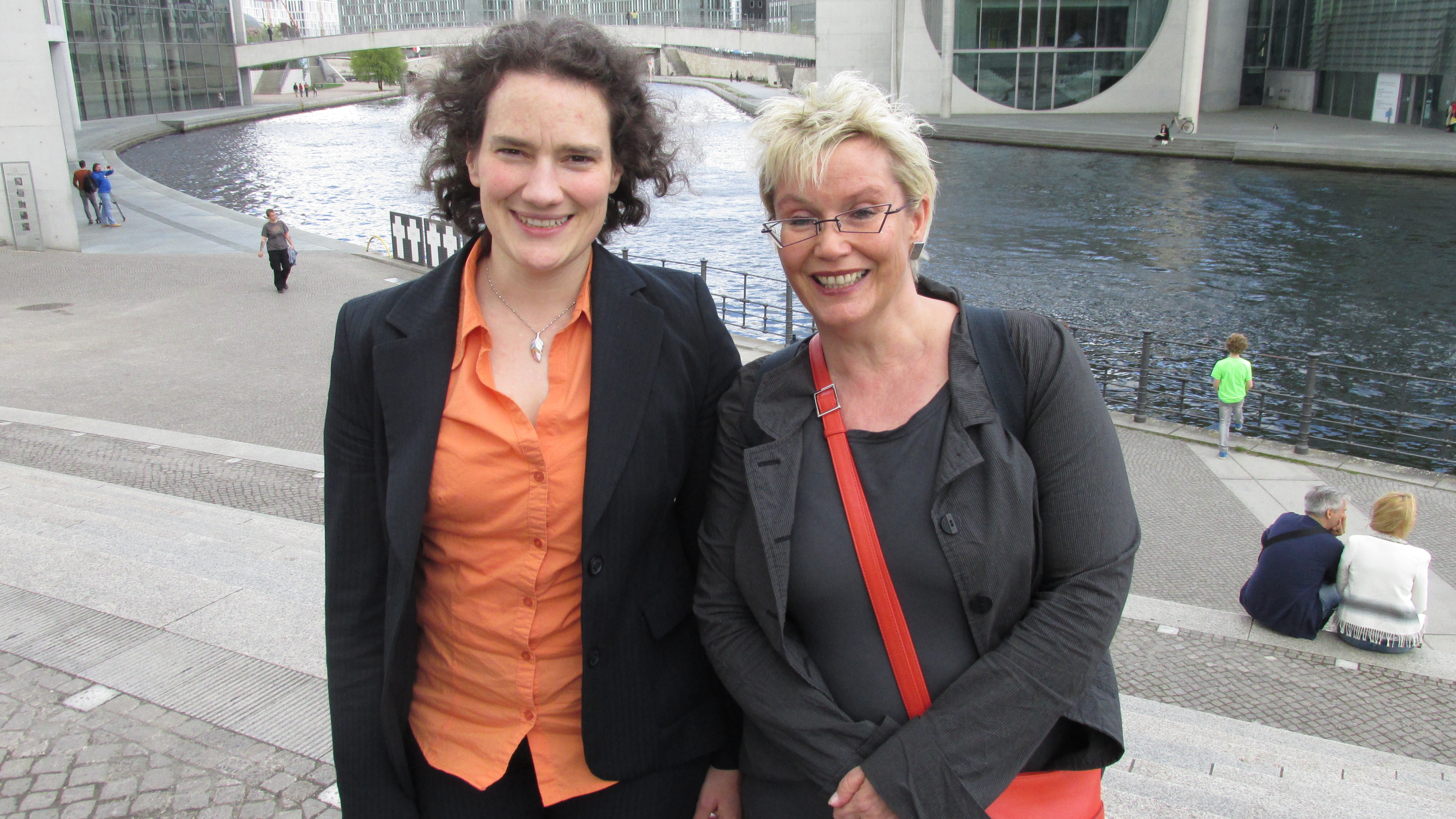 Wirtschaftsjuniorin Anne Hoffmann (l.) aus Nürnberg begleitete die Nürnberger SPD-Bundestagsabgeordnete Gabriela Heinrich eine Woche lang im Bundestag.