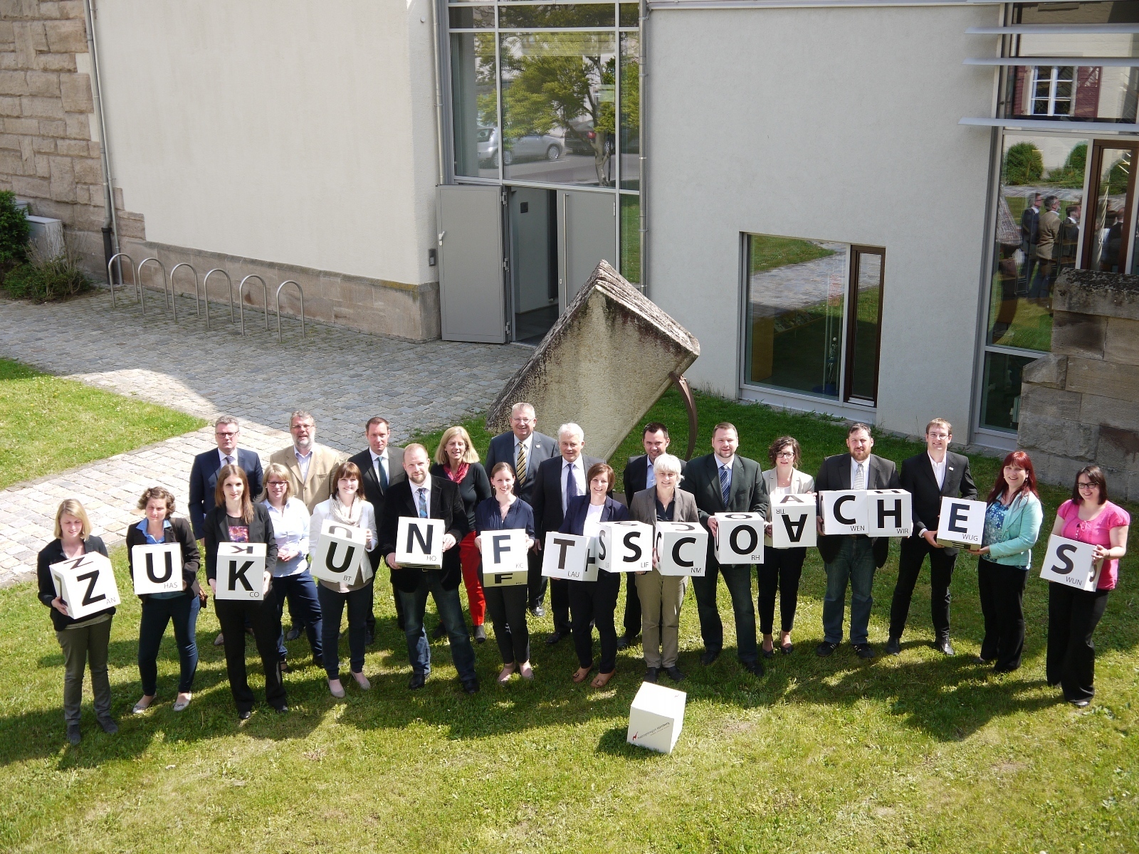 Die Zukunftscoaches am Landratsamt Weißenburg-Gunzenhausen, dahinter in der zweiten Reihe (v. l.) Michael Göth (Bürgermeister von Sulzbach-Rosenberg), Oberbürgermeister Jürgen Schröppel (Weißenburg), Ratsvorsitzender Armin Kroder (Landrat Nürnberger Land), Metropolregion-Geschäftsführerin Dr. Christa Standecker sowie Georg Moser und Sven Wagner vom bayerischen Sozialministerium.