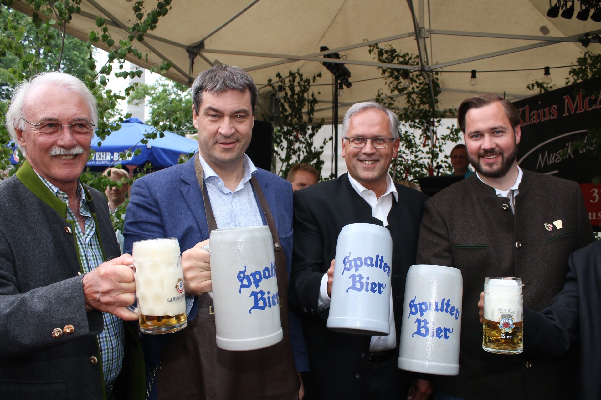 Bieranstich auf der Kärwa in Schweinau (v.l.) Gerhard Ilgenfritz, Geschäftsführer der Landwehr-Bräu, Bayerischer Finanzminster Dr. Markus Söder, Bezirkstagspräsident Richard Bartsch und CSU-Kreisvorsitzender Jochen Kohler.