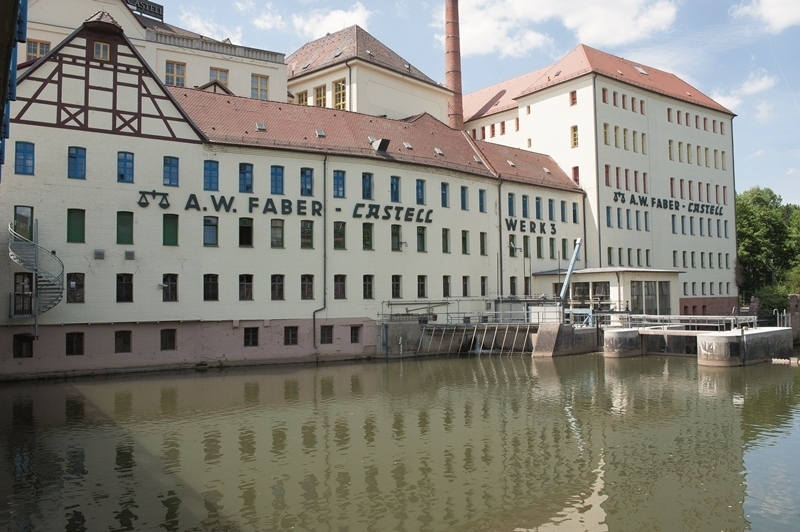 Das Gebäude am Westufer der Rednitz (Gründungsjahr 1848) in dem sich heute die Akademie Faber-Castell, die moderne Minenfertigung und das Museum „Alte Mine“ befinden, steht unter Denkmalschutz und besteht aus einem verschachtelten Ensemble von Ebenen und Räumen aus unterschiedlichsten Epochen. Der historische Fertigungsprozess der Minenfertigung wird auf zwei Stockwerken am Originalschauplatz gezeigt.