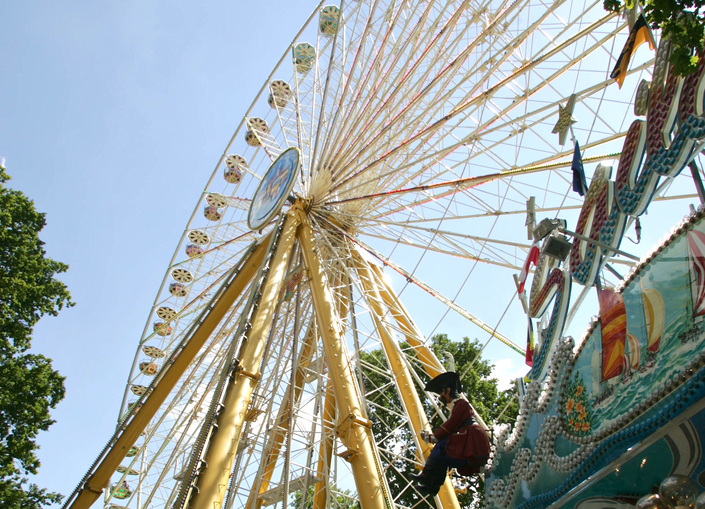 Feiern unterm Riesenrad: Mittlerweile wird bereits zum 260. Mal auf den „Berch“ eingeladen. Foto: Archiv / bayernpress