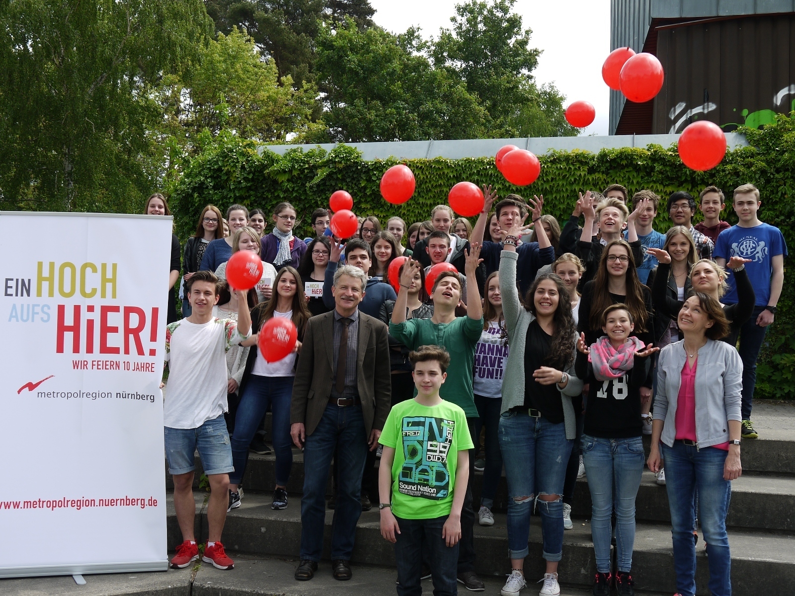 Sie ließen die Jubiläums-Luftballons der Metropolregion fliegen: Die Klassen 9a und 9b des Sigmund-Schuckert-Gymnasiums nehmen jeweils mit einem Projekt am Schulwettbewerb teil. In der ersten Reihe dabei: Schulleiter Werner Sittauer (M.) und Fachlehrerin Maria Weidinger (r.).
