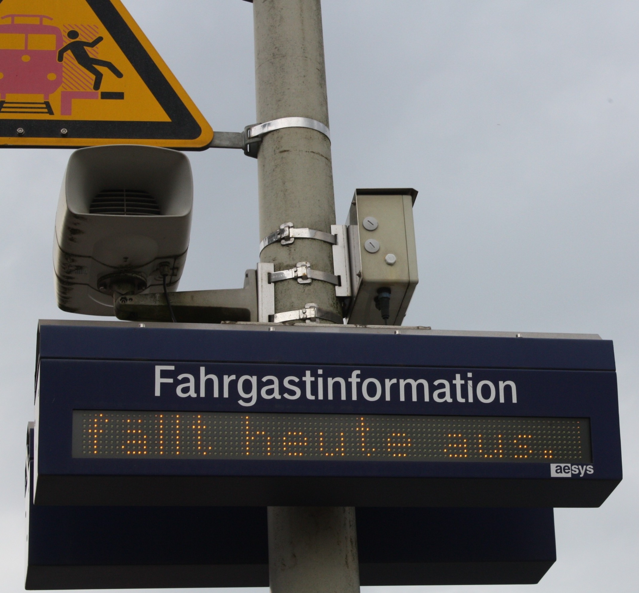 Auch wer nicht zu nahe an der Bahnsteigkante steht, kann in den nächsten Tagen "ins Schleudern" kommen: Aufgrund des Streiks werden die Fahrgäste immer wieder jenen Spruch lesen müssen, der ihnen seit Wochen die Freude am Bahnfahren vergällt.