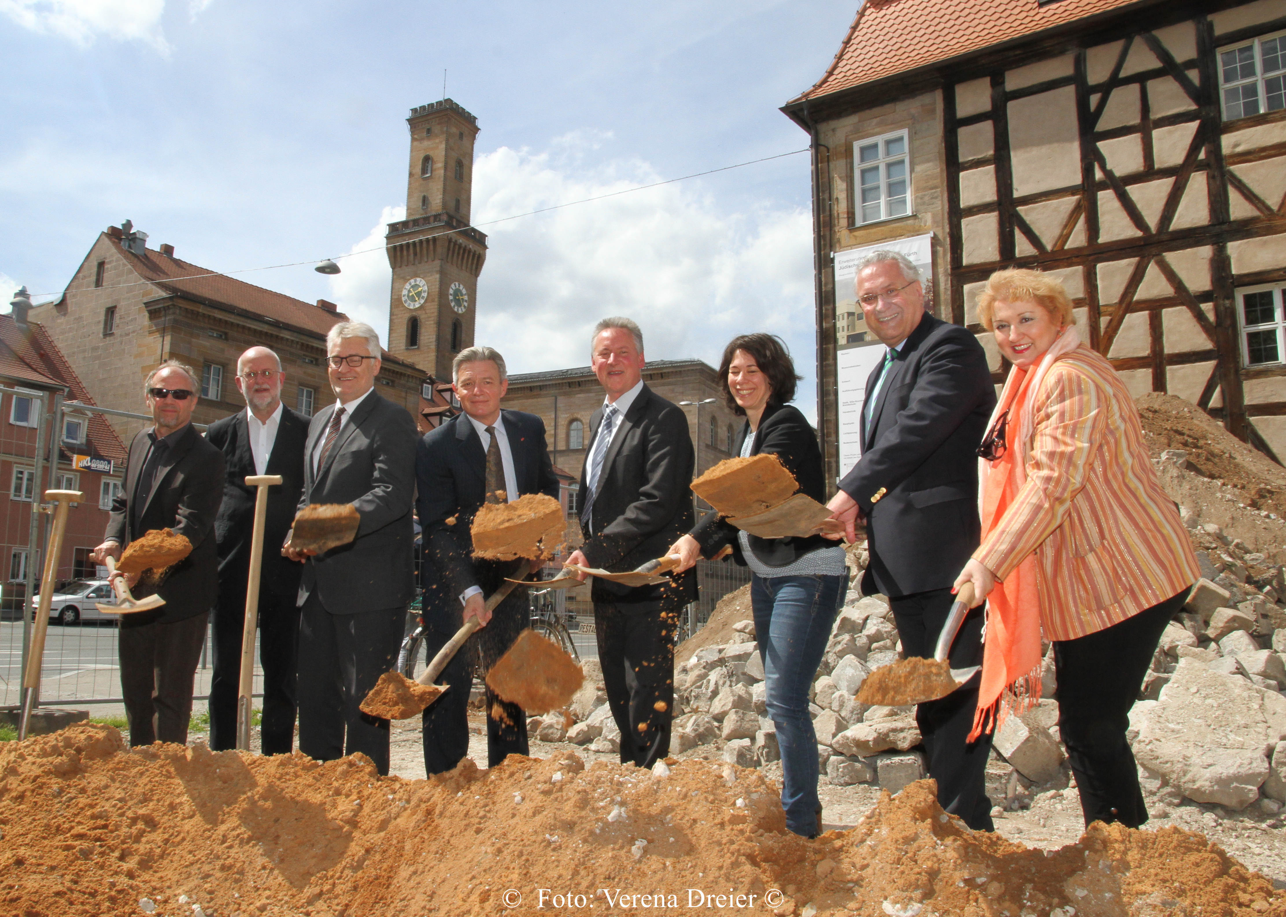 Viel Unterstützung erhielten Bayerns Bauminister Joachim Herrmann (2.v.re.), Museumsleiterin Daniela Eisenstein (3.v.re.) und Fürths Oberbürgermeister Thomas Jung (4.v.re.) beim großen Spatenstich zum Erweiterungsbau des Jüdischen Museums.