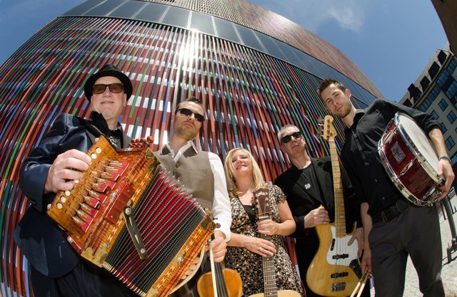Mit seiner Band "Cajun Roosters" widmet sich der Akkordeon-Virtuose Chris Hall dem tradiionellen Cajun und Zydeco aus dem amerikanischen Süden. | Foto: Carsten Kattau / windfall.tv Gmb