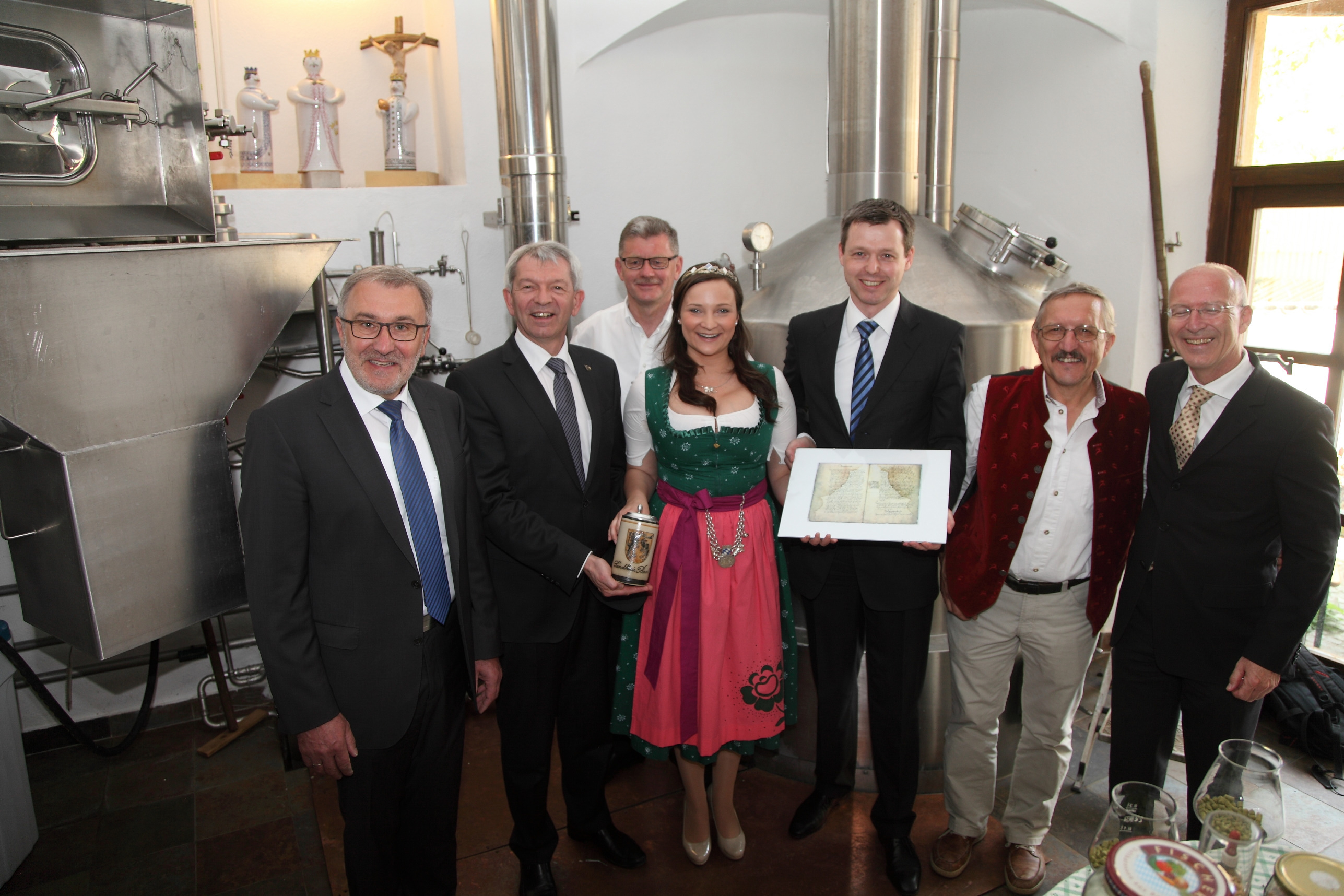 Bürgermeister Helmut Krämer, Landrat Johann Kalb, Bürgermeister Wolfgang Möhrlein, Bayerische Bierkönigin Tina-Christin Rüger, Staatssekretär Thomas Silberhorn, Brauer Hans-Ludwig Straub und Bürgermeister Gerd Schneider bei der Brauereibesichtigung (v.l.).