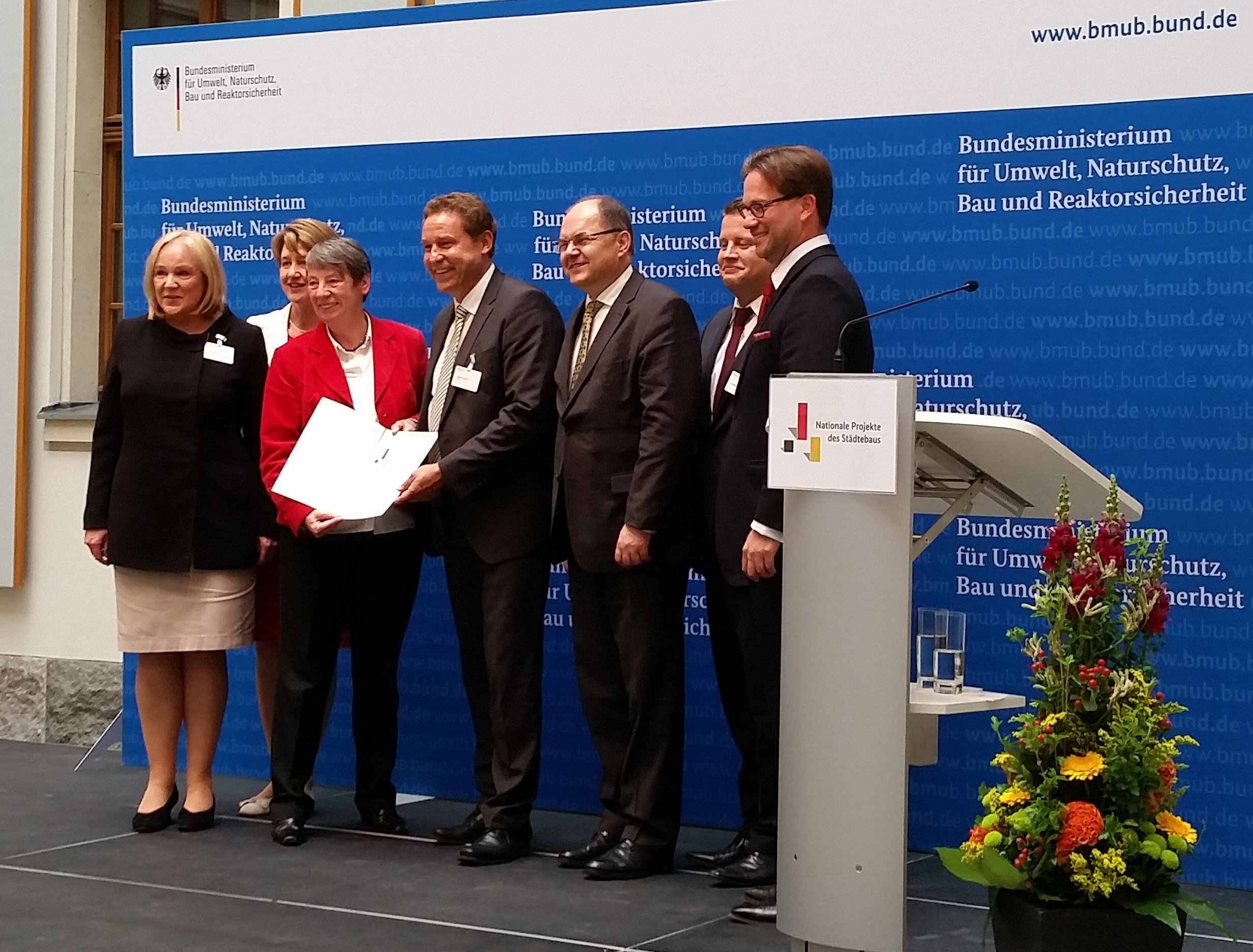 Übergabe der Förderurkunde: Evi Kurz, Vorsitzende des Ludwig-Erhard-Initiativkreises, Dr. Anja Weisgerber, MdB, Dr. Barbara Hendricks, Bundesministerin für Umwelt, Naturschutz, Bau und Reaktorsicherheit, der Fürther Bürgermeister Markus Braun, Bundesminister Christian Schmidt, MdB, Carsten Träger, MdB, und Florian Pronold, Parlamentarischer Staatssekretär bei der Bundesministerin für Umwelt, Naturschutz, Bau und Reaktorsicherheit (v.l.).