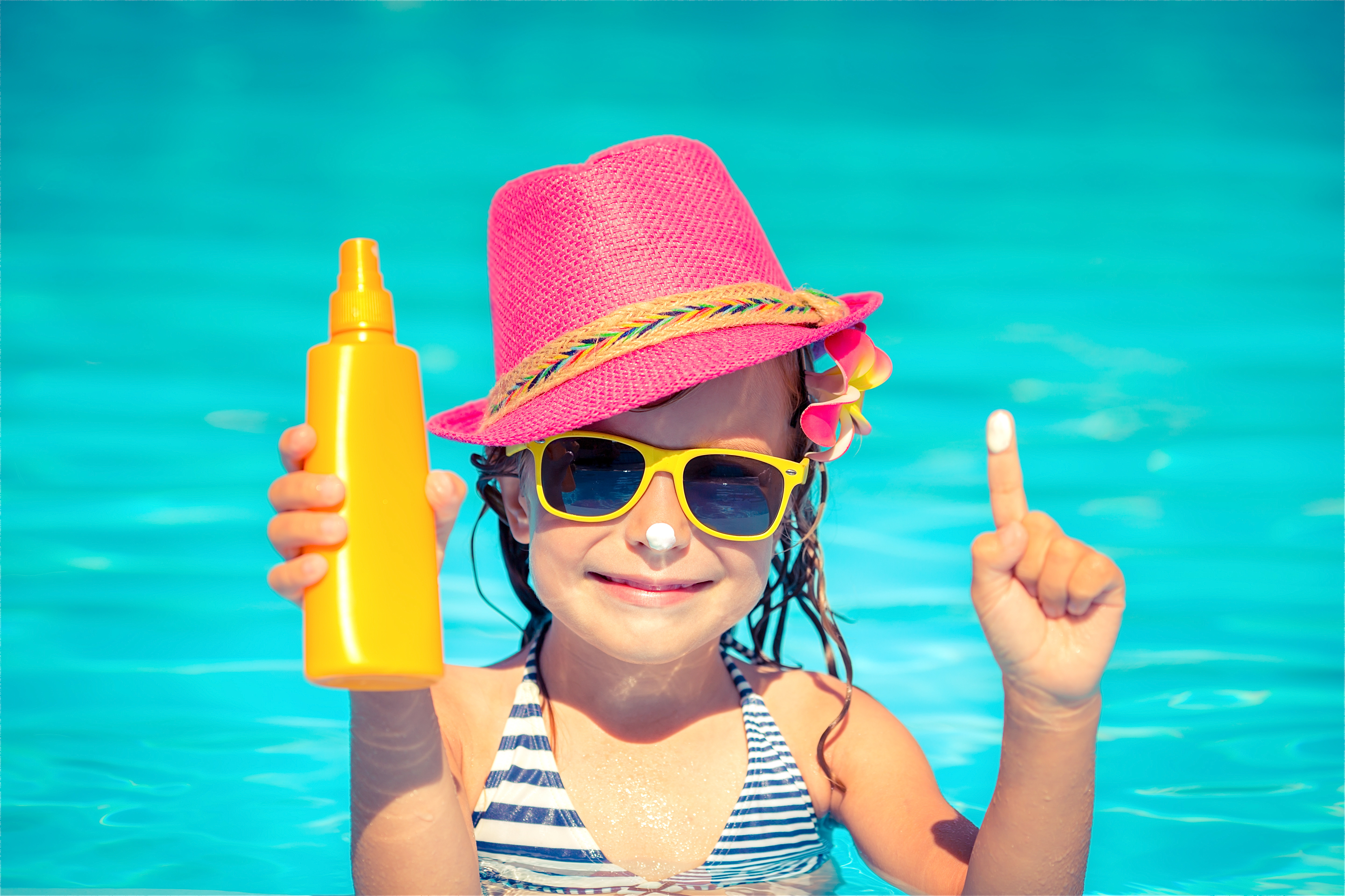 Gerade Kinderhaut ist besonders empfindlich – auf einen effektiven Sonnenschutz sollte daher unbedingt geachtet werden. Foto: © Sunny studio - Fotolia