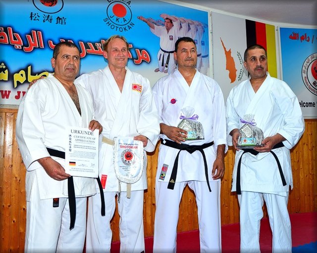 nach dem Training in Ramallah: Gastgeber Sensei Issam Chaban 7.Dan (Palästina), Sensei Jürgen Mayer 7.Dan (Deutschland), Sensei Ali Tarabeih 7.Dan (Israel), Sensei Wajeh Aldarawish 7.Dan (Jordanien)