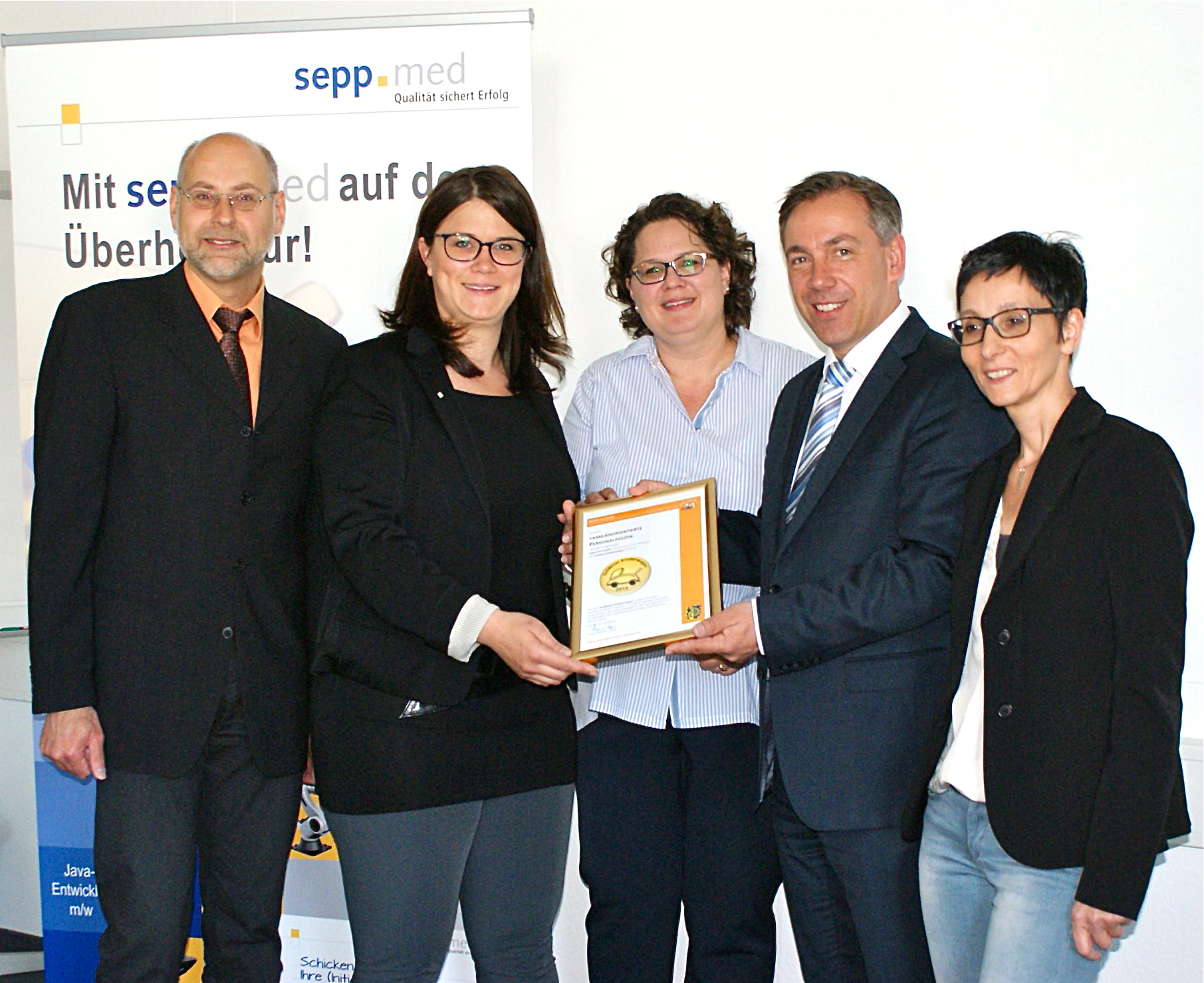 Freuten sich über die Auszeichnung mit dem „Goldenen Kinderwagen“: sepp.med-Geschäftsführerinnen Maria Prester und Barbara Bilen (2.u. 3.v.l.) mit Landrat Alexander Tritthart (2.v.r.), der Familienbeauftragten des Landkreises, Katja Engelbrecht-Adler (r.) und Landkreis-Wirtschaftsförderer Thomas Wächtler (l.). Foto: oh