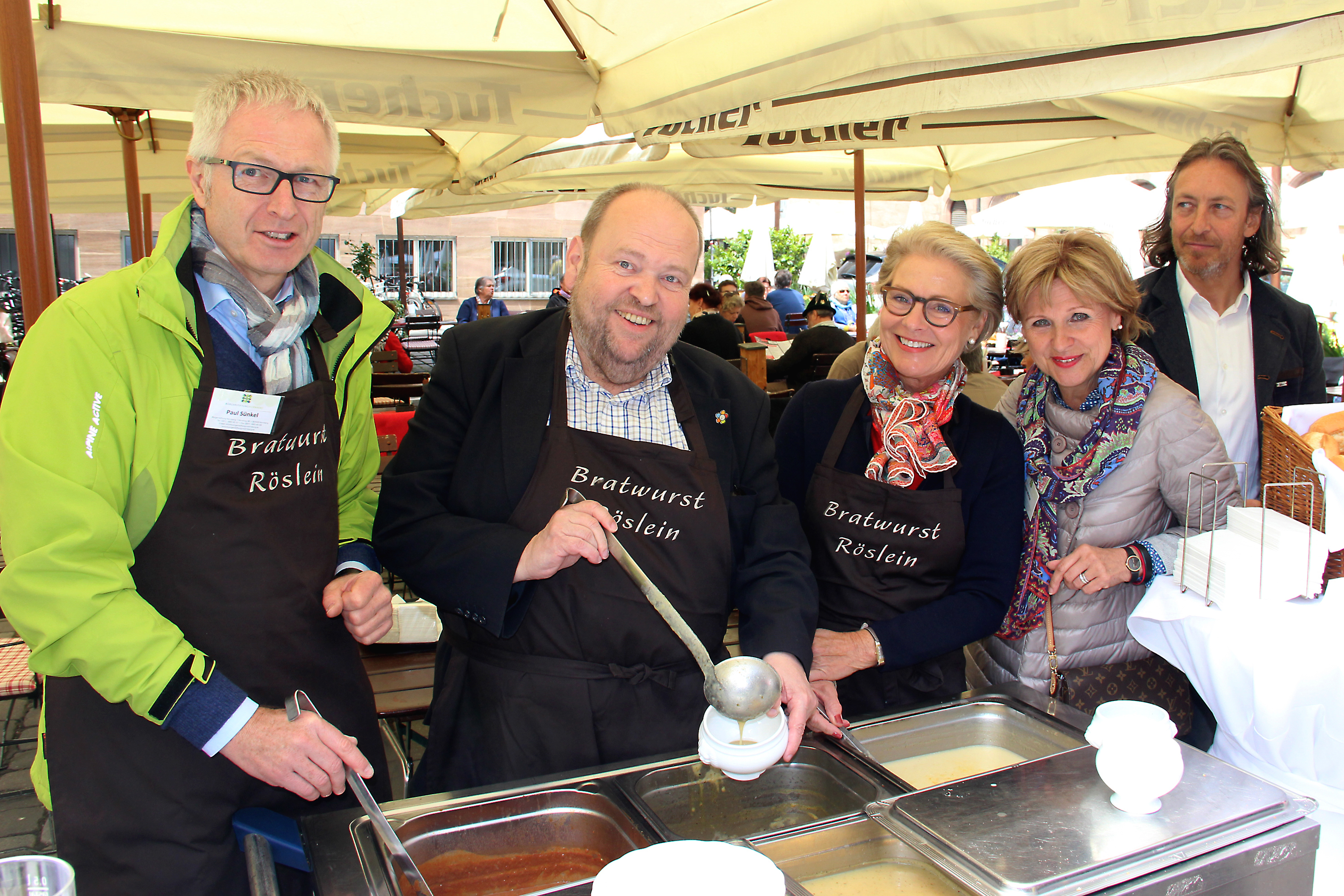 Für einen großen Schöpfer aus dem Suppentopf sorgten (v.r.): Thomas Förster vom Bratwurst Röslein, die Vorstandsvorsitzende der Bürgerstiftung Inge Weise, Beatrice Pichlmeier, Nürnbergs Sozialreferent Reiner Prölß und Paul Sünkel aus dem Vorstand der Bürgerstiftung.