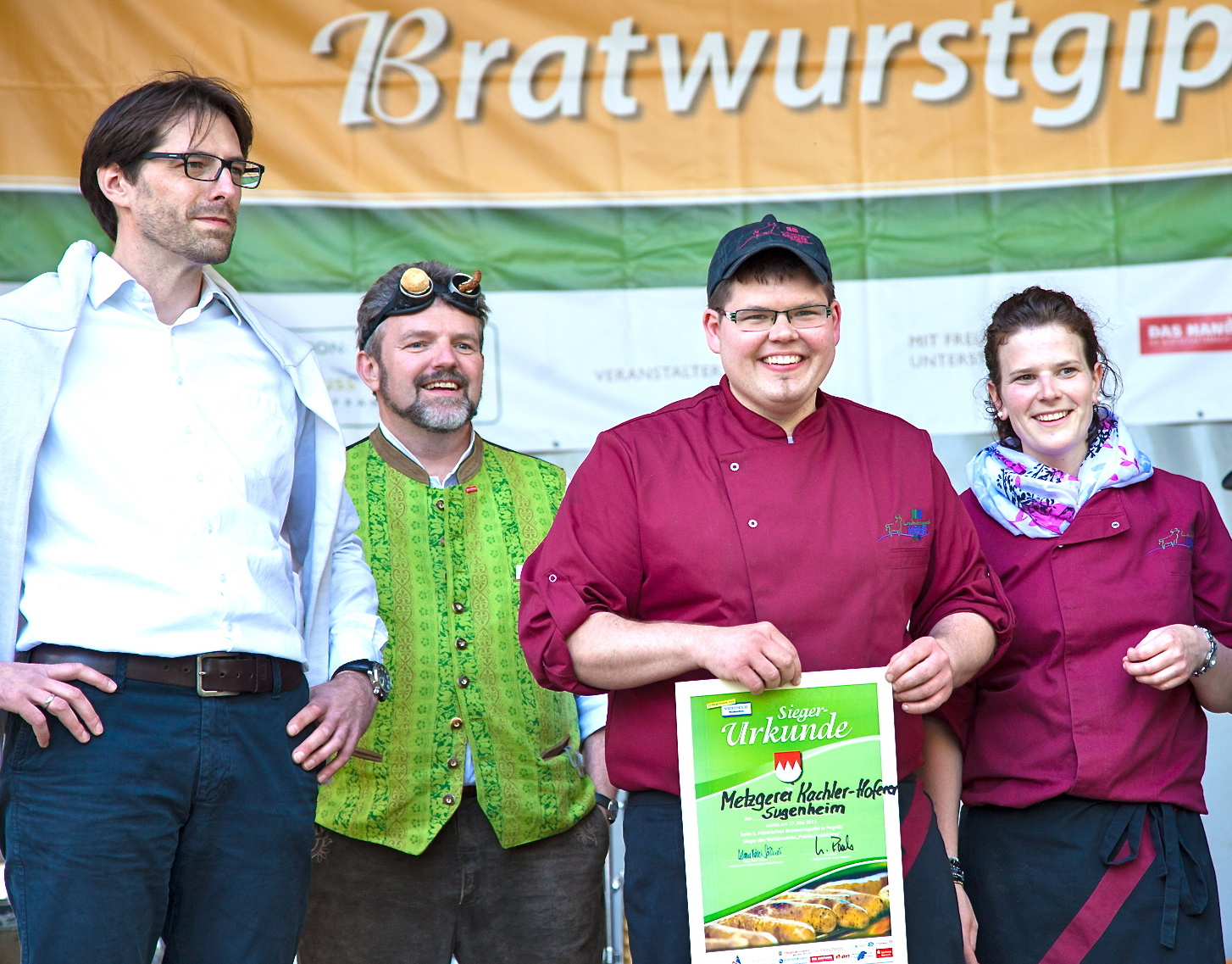 Der neu gewählte fränkische Bratwurstkönig Jens Hoferer (2.v.r.) – hier wurde er gerade zum Publikumsliebling gekürt – mit seiner Frau Kathrin und Kollegen. Foto: Roland Rosenbauer