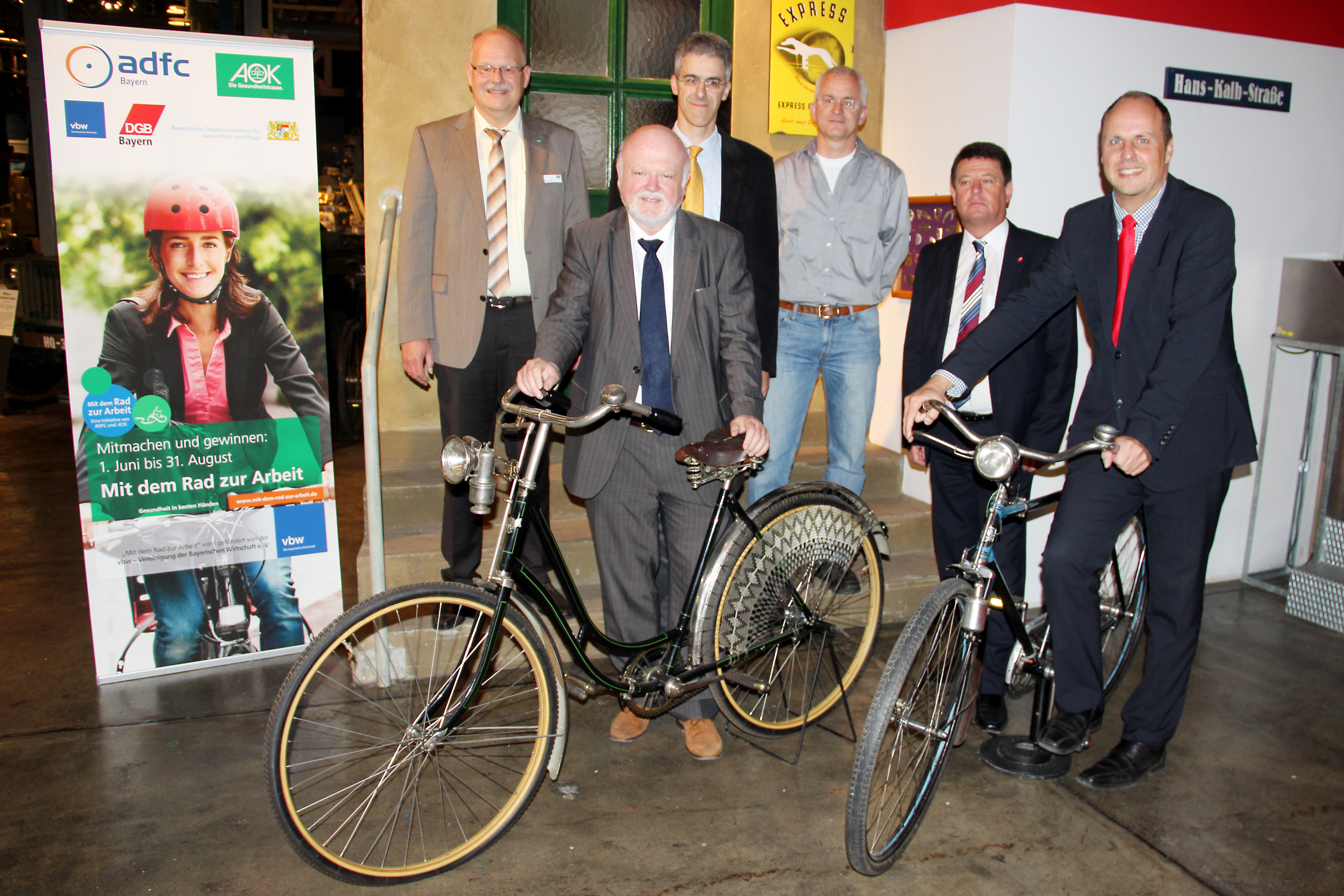 Im Museum Industriekultur gaben (v.r.) Nürnbergs Bürgermeister Christian Vogel, Stephan Doll (1. Vorsitzender der DGB Industrieregion Mittelfranken), Jens Ott (1. Vorsitzender des ADFC Nürnberg), Marc Hilgenfeld (Geschäftsführer der vbw Bezirksgruppe Mittelfranken), Wolfgang Köhler (Referent für allgemeine Verwaltung der Stadt Nürnberg) und Klaus Alter (Bereichsleiter Firmenkunden der AOK in Nürnberg) den Startschuss zur diesjährigen 15. Auflage der Aktion „Mit dem Rad zur Arbeit“.