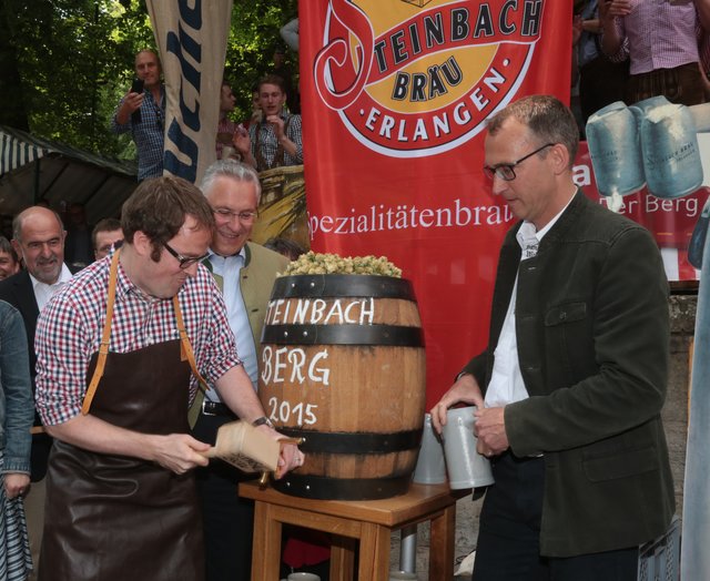 Mit zwei  kräftigen Schlägen eröffnete OB Florian Janik die Bergkirchweih 2015. | Foto: bayernpress