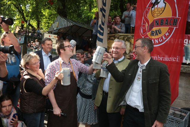 Ein Prost mit OB Florian Janik (2.v.l.) und Bayerns Innenminister Joachim Herrmann (2.v.r.) auf das erste Fass Kirchweihbier. | Foto: bayernpress