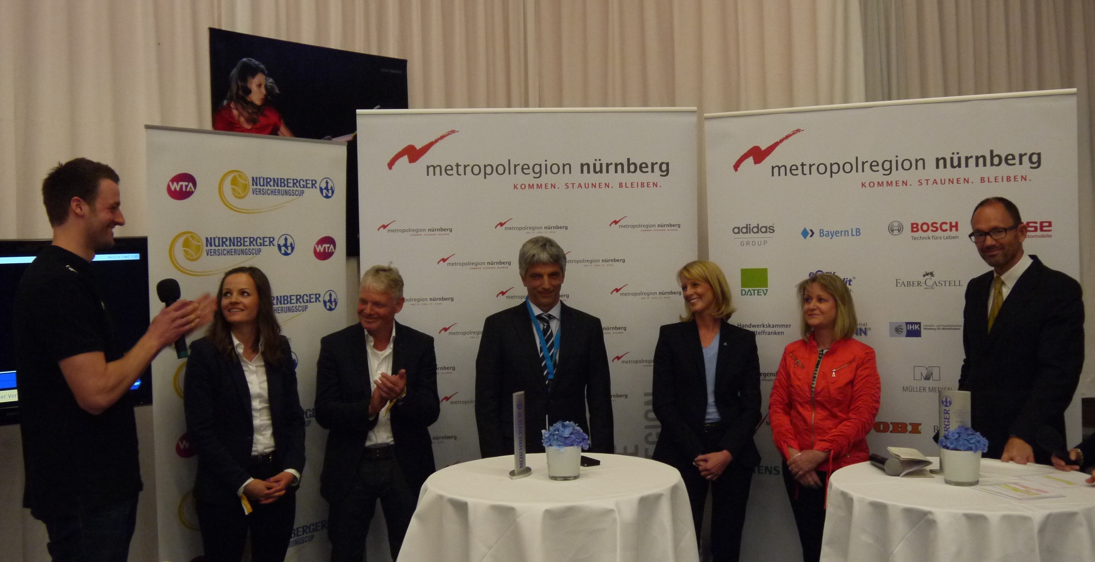 Business Talk im Hilton Hotel u.a. mit Dr. Armin Zitzmann (4v.l.) und Gastgeber Prof. Dr. Klaus L. Wübbenhorst (r.).