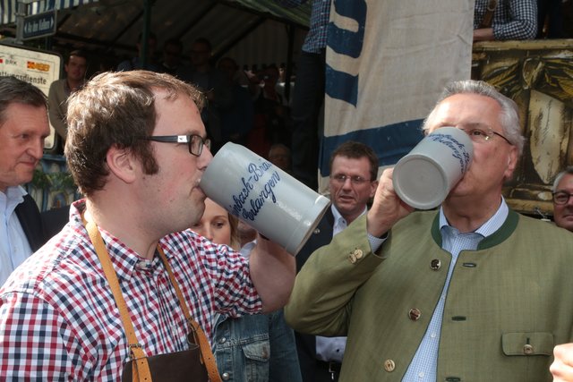 Der erste Schluck Kirchweihbier: OB Florian Janik und Bayerns Innenminister Joachim Herrmann bei der Eröffnung der Bergkirchweih in Erlangen. | Foto: bayernpress