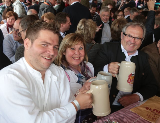 Alexander Beck (l.) und Siegfried Beck (r.) mit Gerswid Herrmann bei der Berg-Eröffnung. | Foto: bayernpress