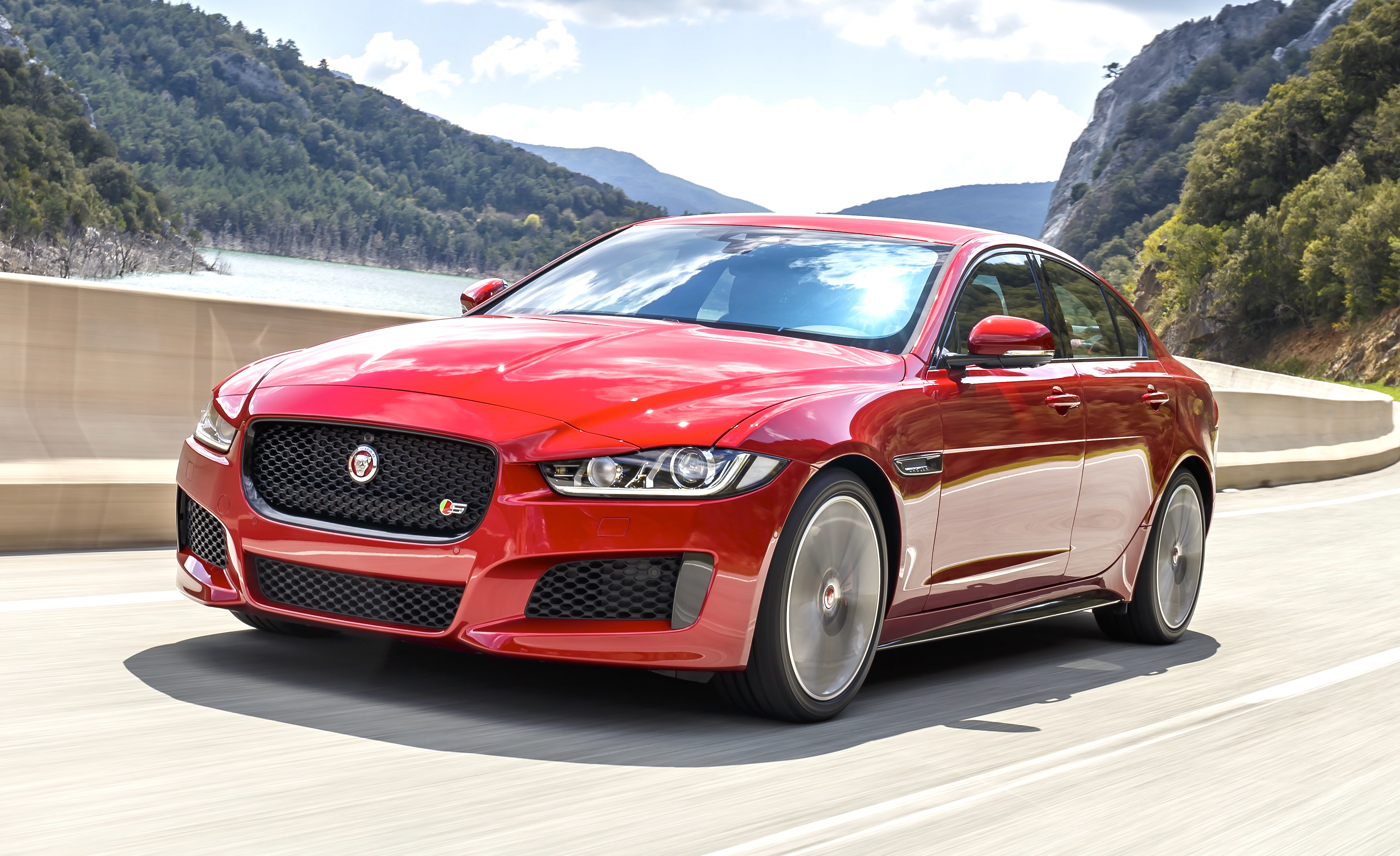 Beim neuen Jaguar XE S kommen Freunde von sportlicher und dennoch luxuriöser Optik voll auf ihre Kosten. Foto: Auto-Medienportal.Net/Jaguar