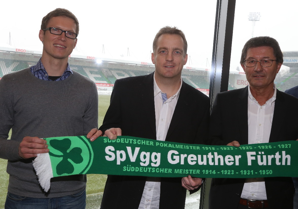 Mit großen Hoffnungen wurde Mike Büskens (M.) im Februar dieses Jahres von Präsident Helmut Hack (re.) und Michael Mutzel, Direktor Profifußball, im Ronhof empfangen. Am Ende standen zwar nur zwei Siege in zwölf Spielen zu Buche, doch reichte dies dennoch zum Verbleib in der Zweiten Liga.