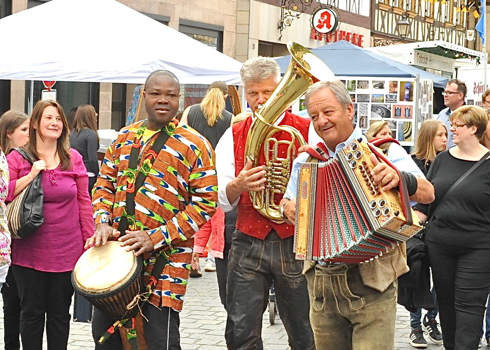 Überall Musik – nicht nur auf den Bühnen: Zum beliebten Altstadtfest wird für jeden Musikgeschmack etwas geboten. Foto: Stadt Herzogenaurach
