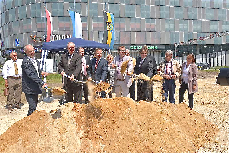 Symbolischer erster Spatenstich mit Architekt Andreas Marth, Regierungspräsident Dr. Thomas Bauer, Landrat Alexander Tritthart, Erlangens OB Dr. Florian Janik und Kreisbaumeister Thomas Lux (v.l.n.r.). Foto: oh